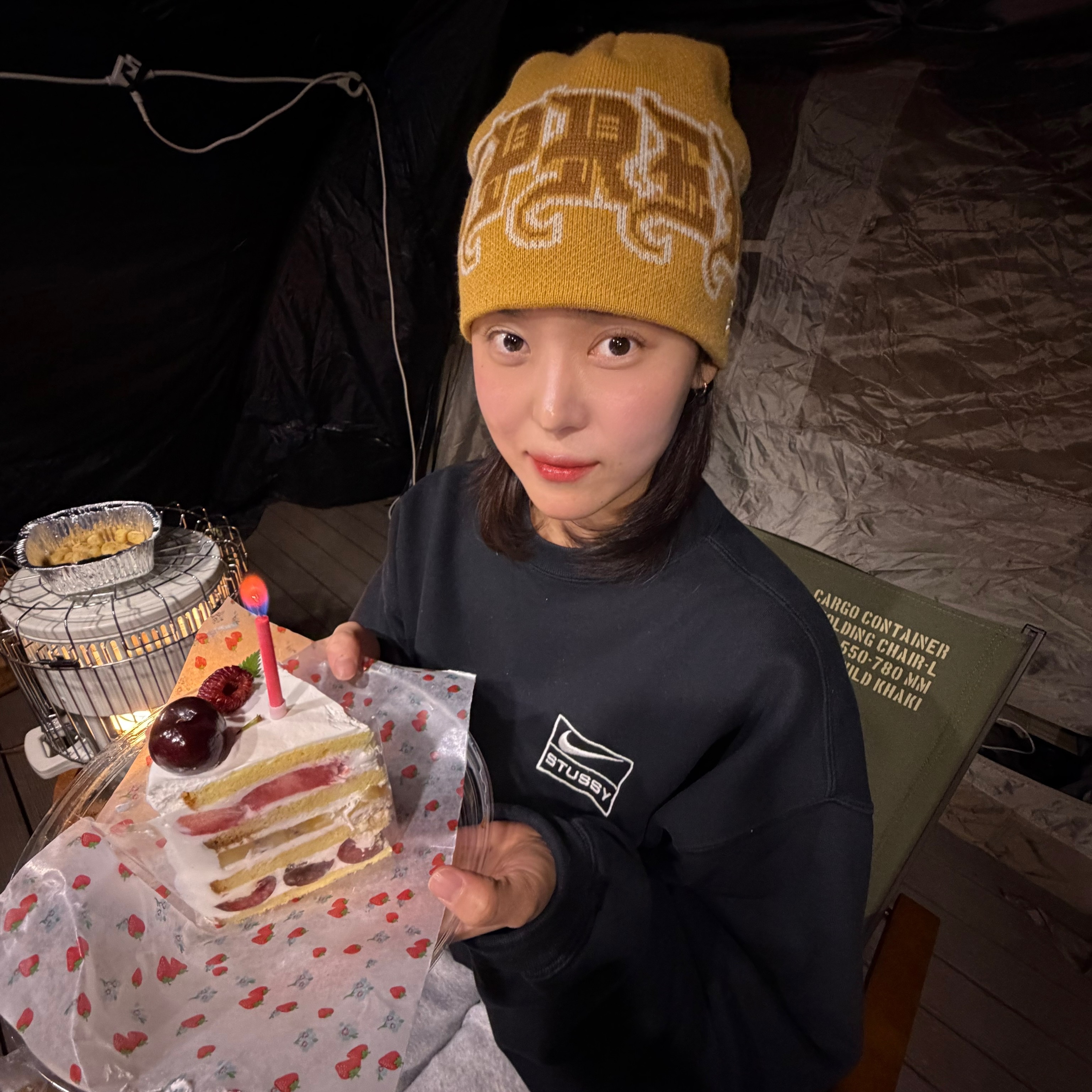 Nike x Stussy NRG Washed Fleece Crewneck Black (DO5310-010), Supreme New Era Outline Beanie Tan - 25FW 착용 스타일 - 2