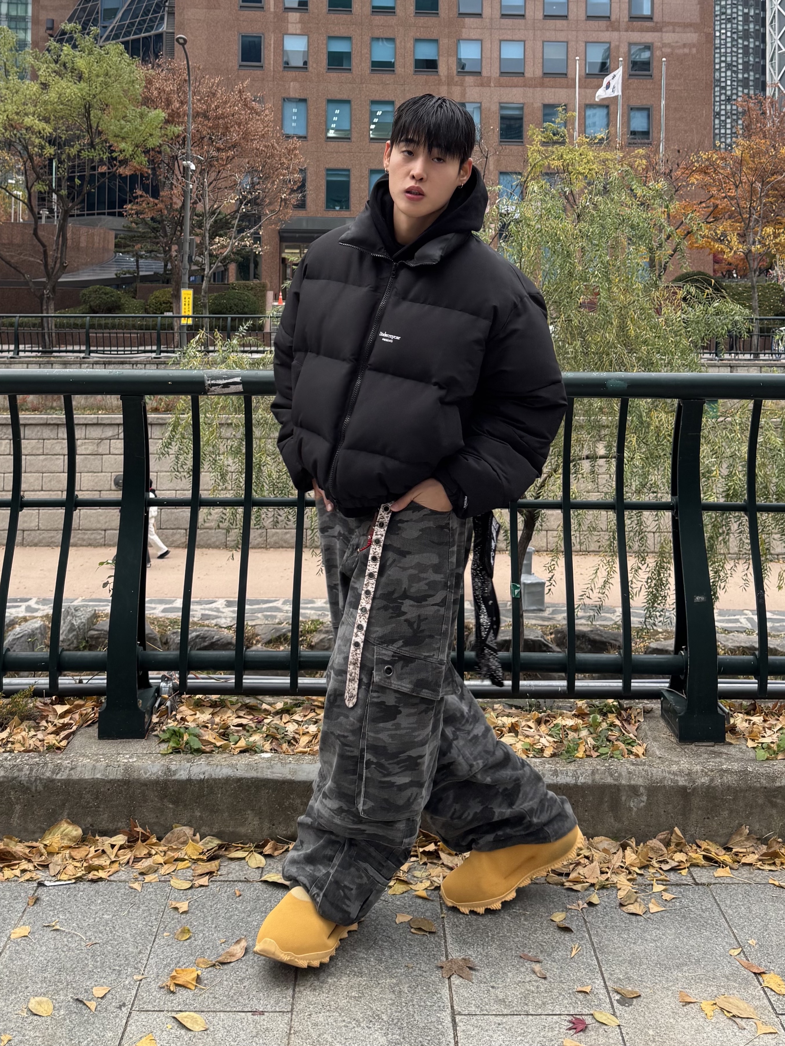 adidas Yeezy Knit RNR Boot Sulfur, Undermycar Mu.15 Anti Fxxking Logo Play Triple Logo Crop Padding Jacket Black 착용 스타일 - 2