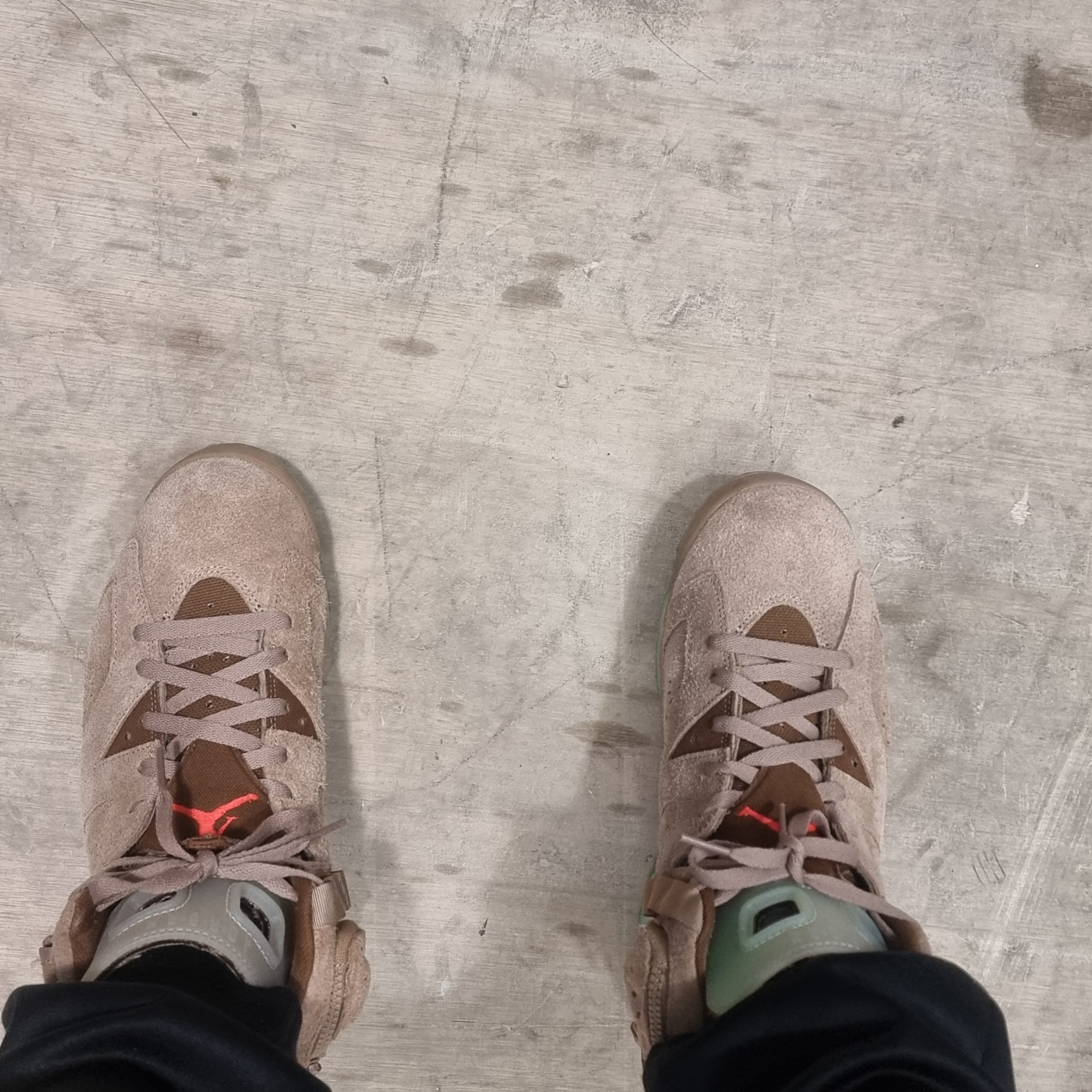 Jordan 6 x Travis Scott Retro SP British Khaki 착용 스타일 - 2