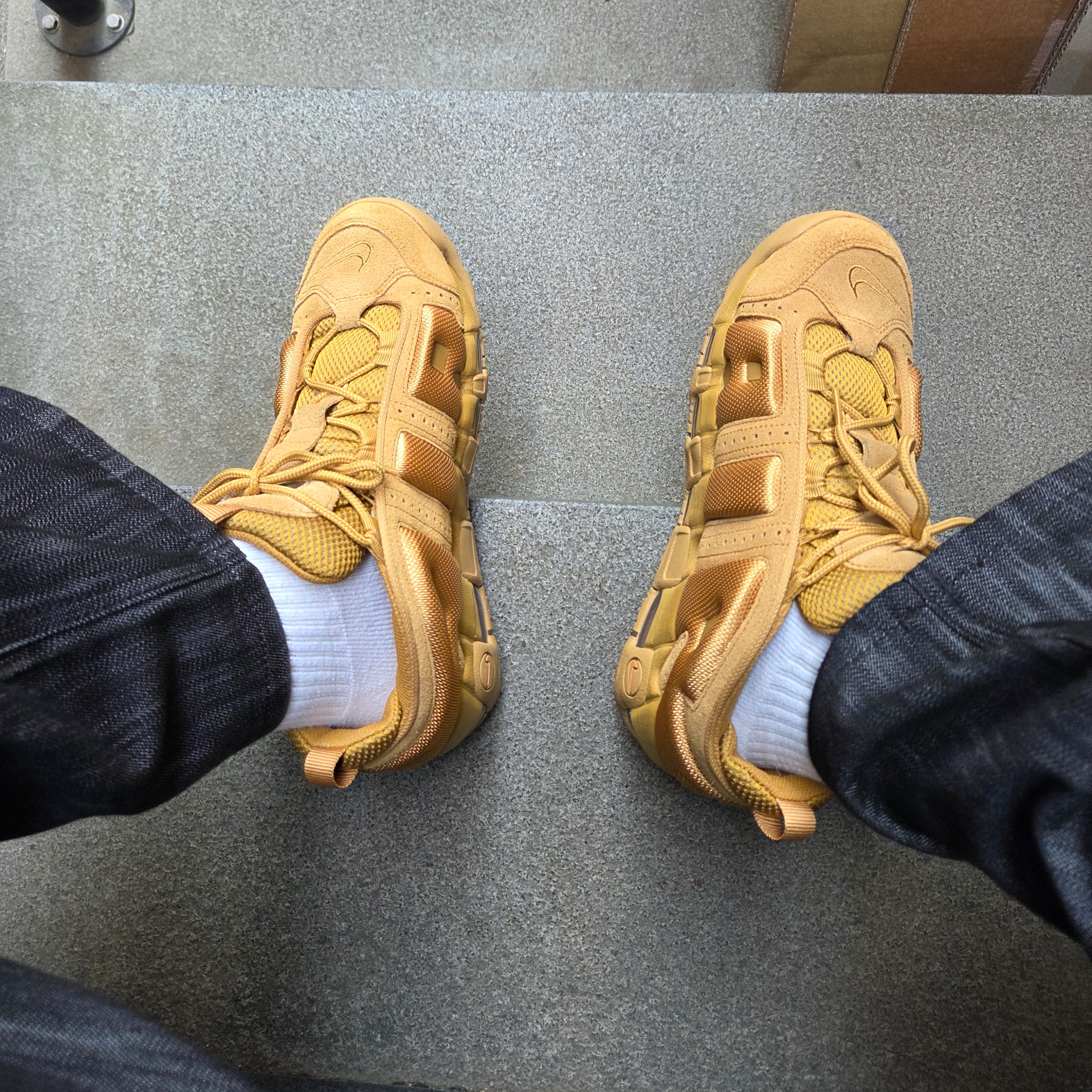 Nike Air More Uptempo Low Wheat Flax 착용 스타일