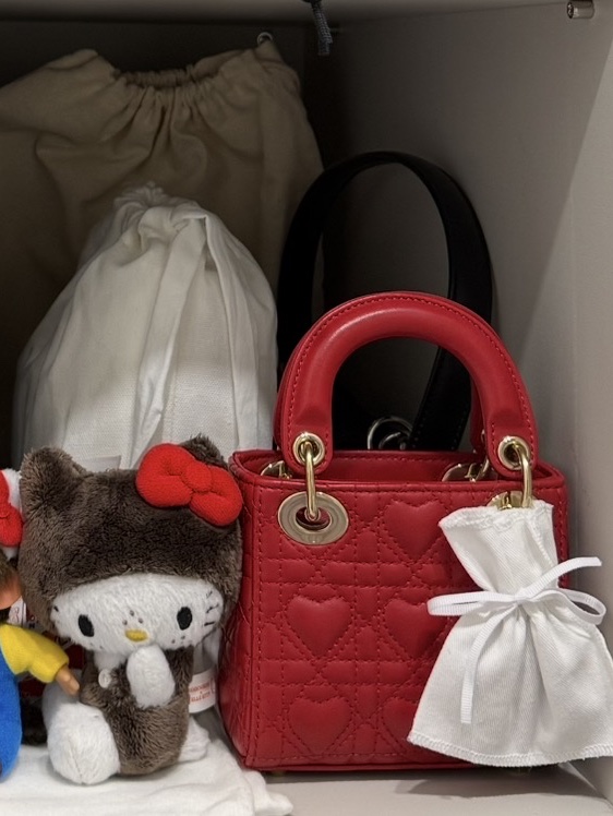 Dior Micro Lady Bag Cannage Lambskin Scarlet Red, Sanrio Hello Kitty x Monchhichi 50th Anniversary Hello Kitty Holder 착용 스타일