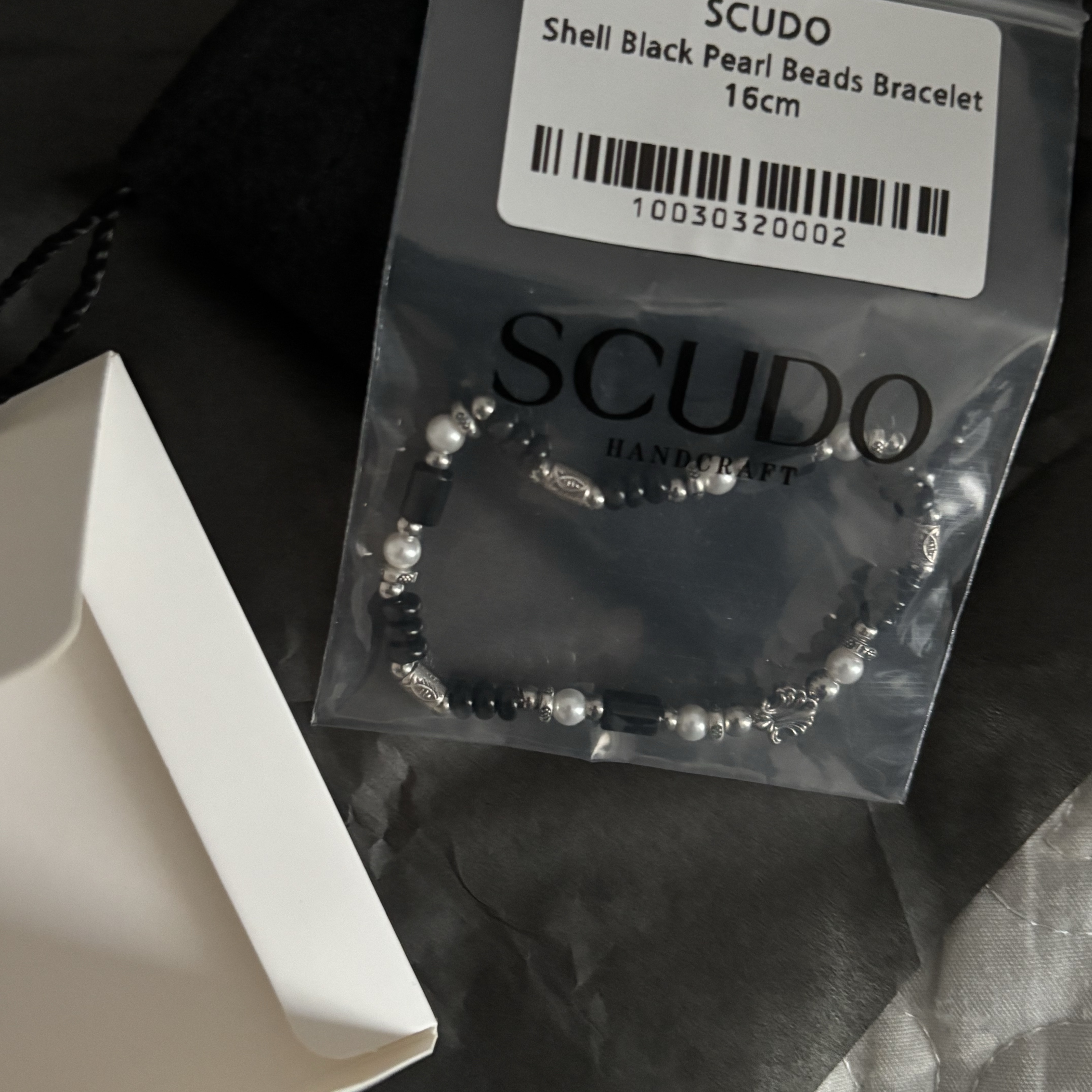 [KREAM 단독] Scudo Shell Black Pearl Beads Bracelet 착용 스타일 - 9