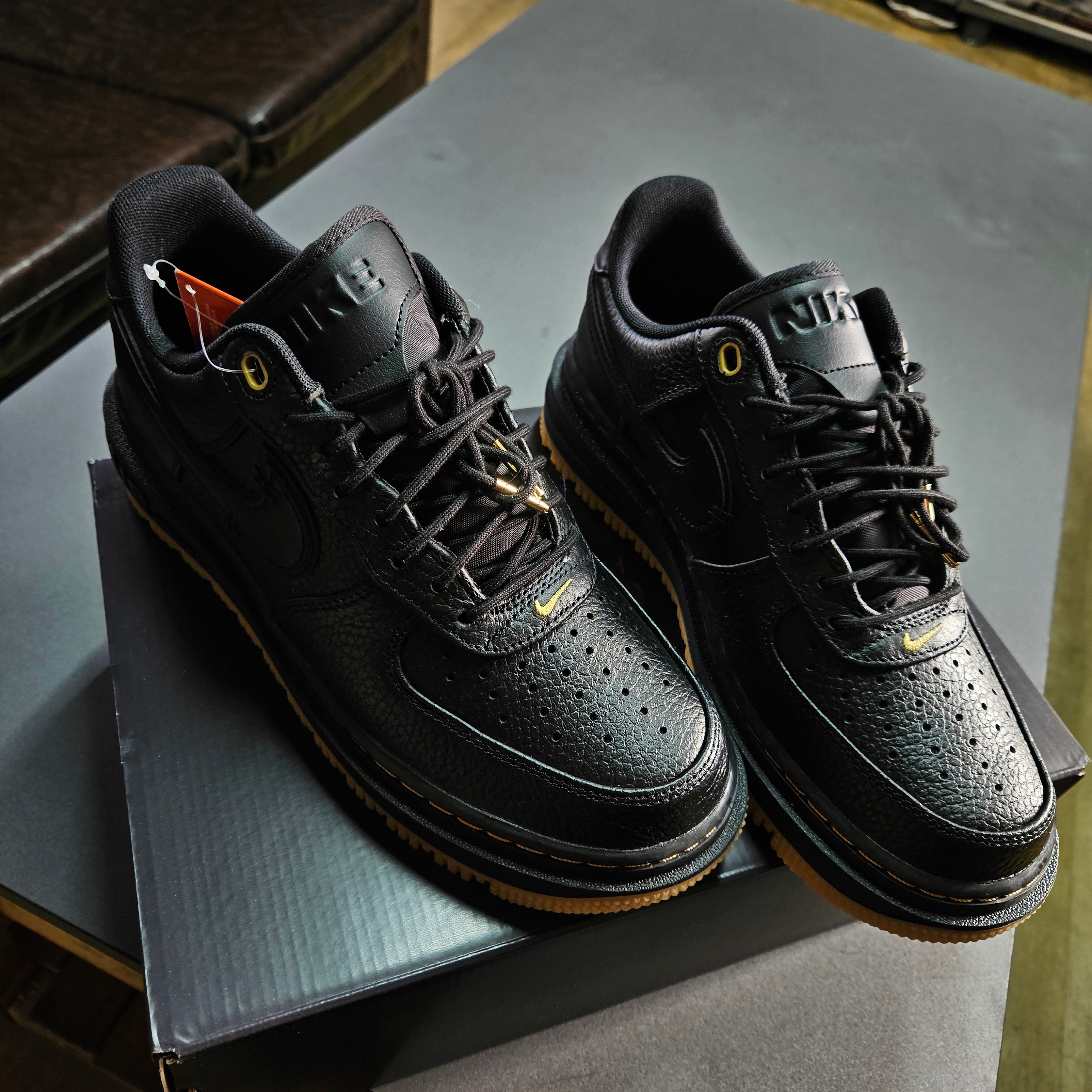 Nike Air Force 1 Luxe Black 착용 스타일 - 2
