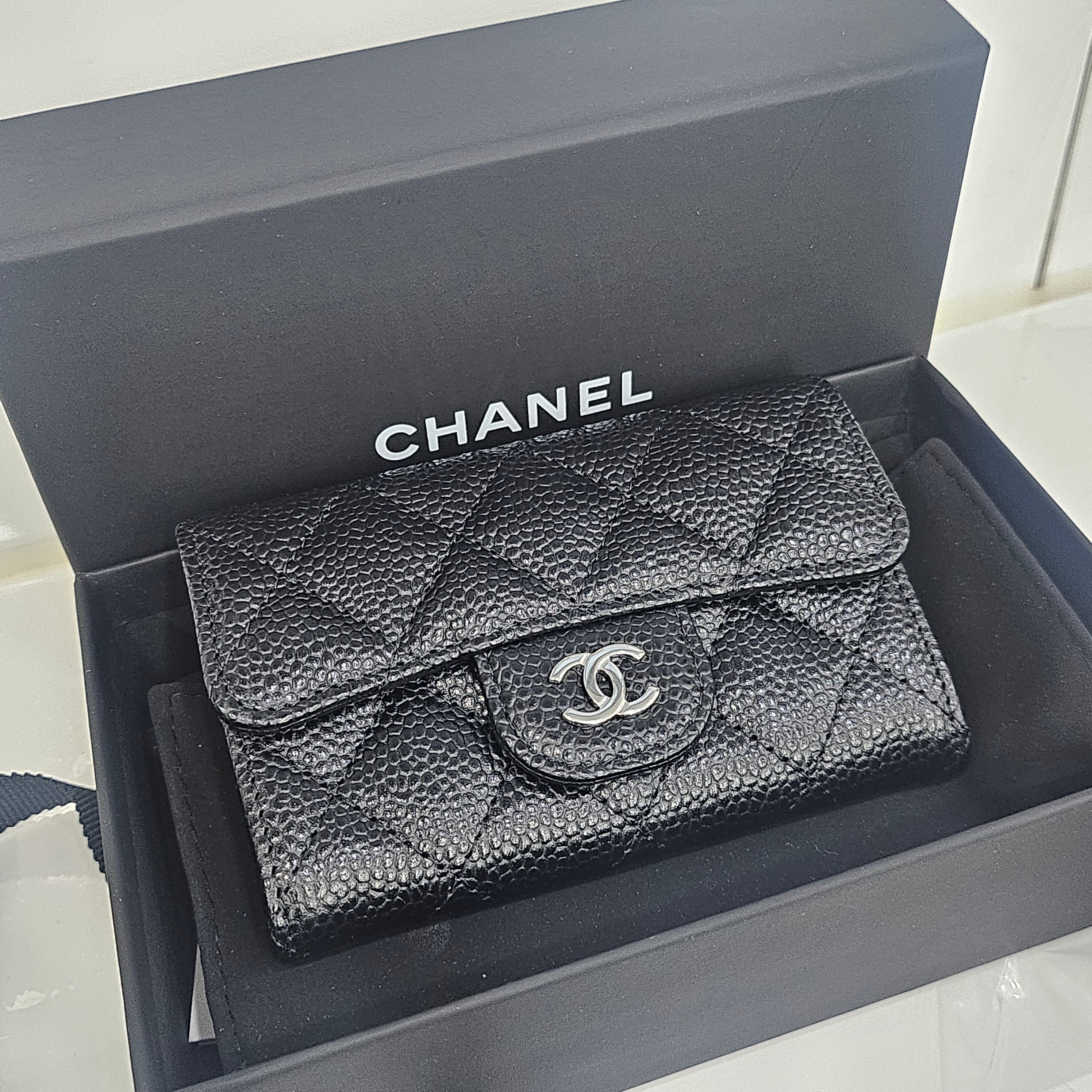 Chanel Classic Card Holder Grained Calfskin & Silver Black 착용 스타일