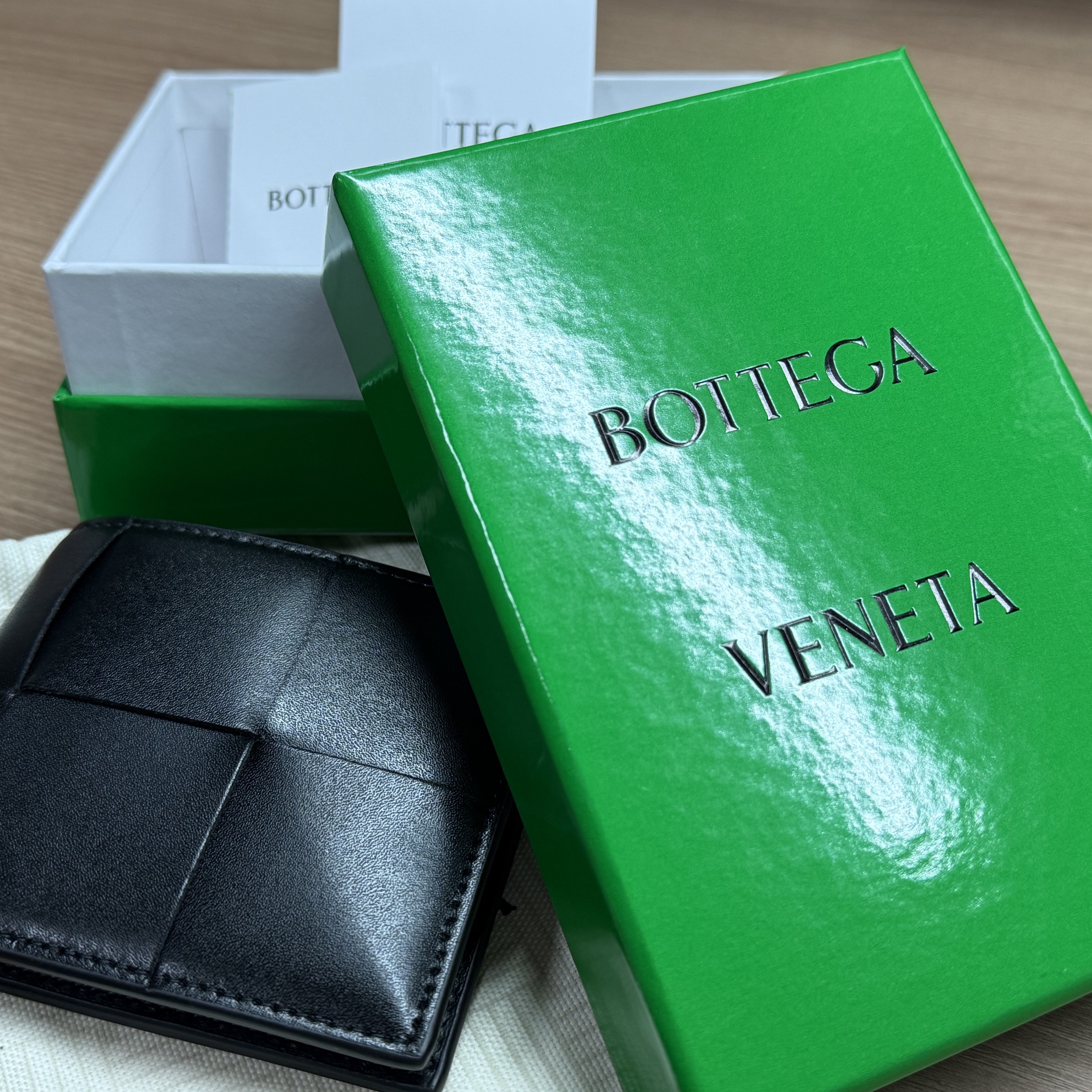 Bottega Veneta Bi-Fold Wallet Black 착용 스타일