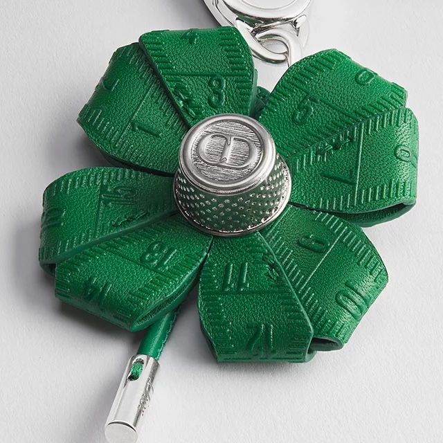 Dior CD Icon Slim Chain Link Bracelet Silver Finish Brass Silver, Dior Clover Key Ring Smooth Calfskin And Antique Silver Finish Brass Bright Green Antique Silver 착용 스타일 - 2