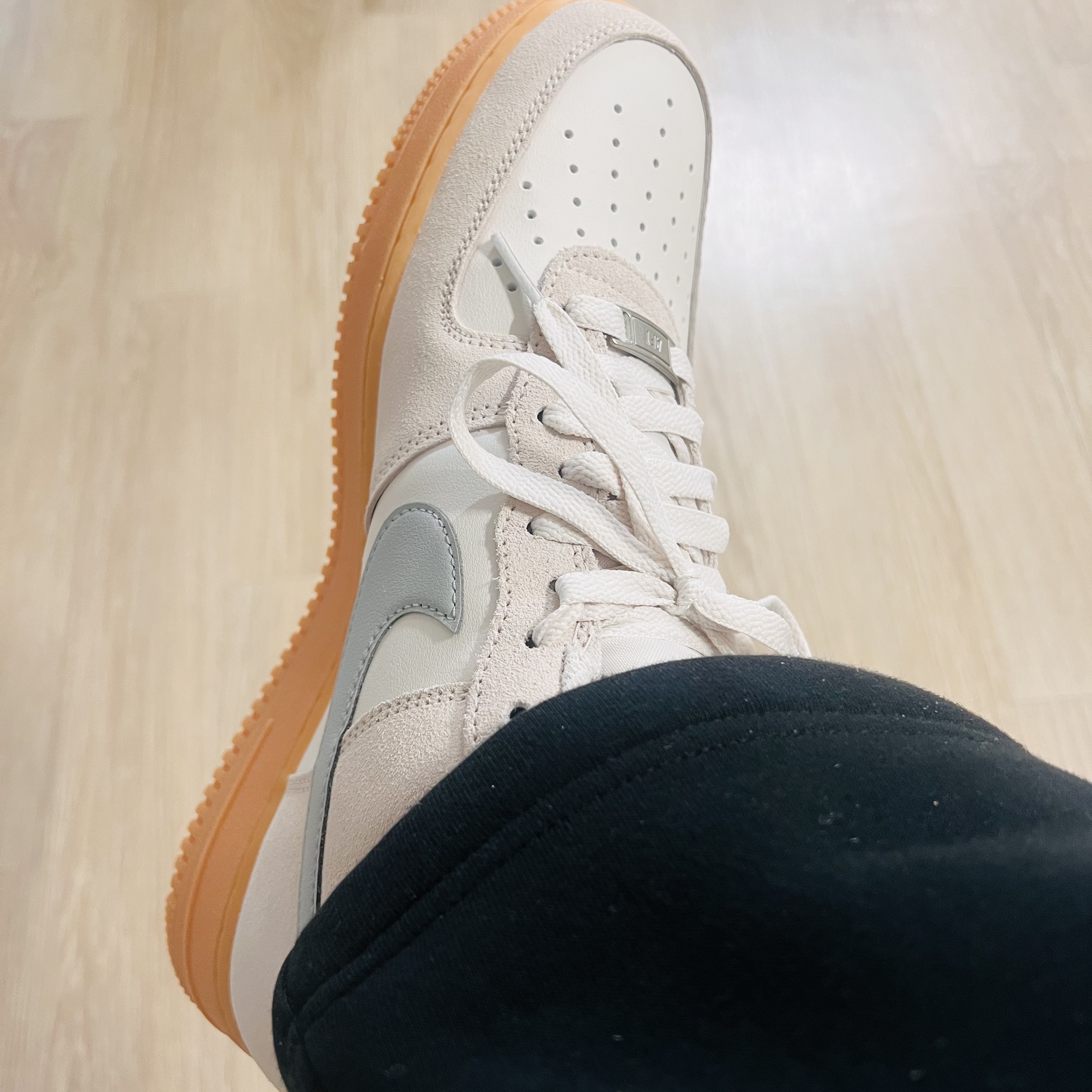 Nike Air Force 1 '07 LV8 Phantom Light Smoke Gum 착용 스타일