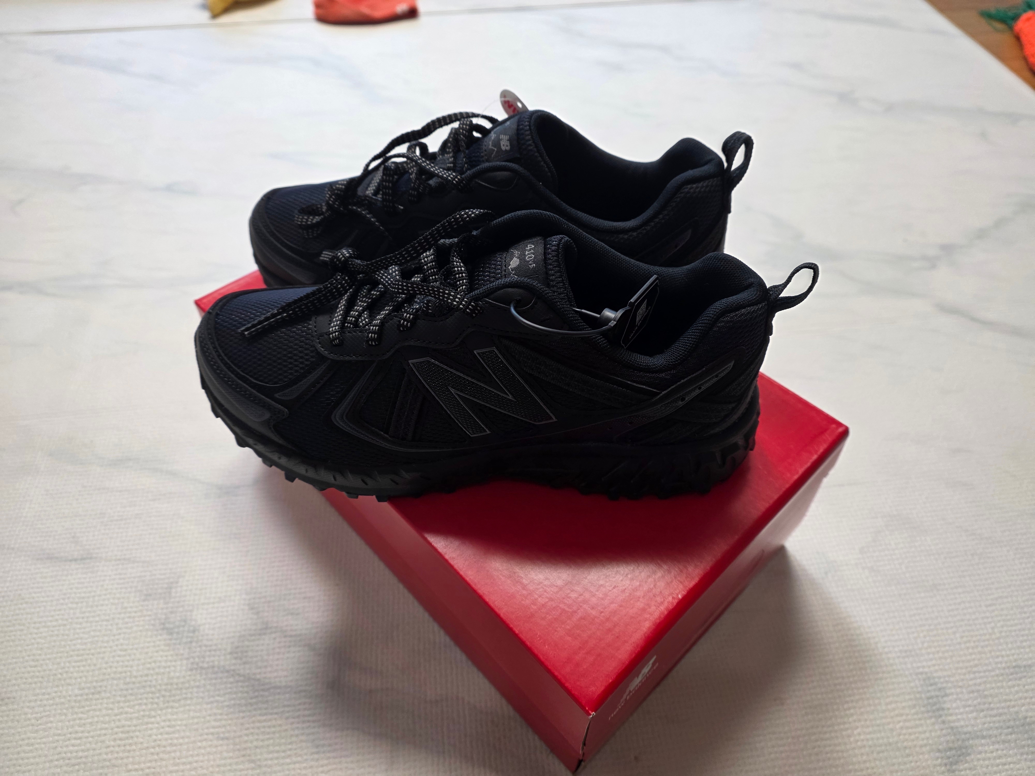 New Balance 410v5 Black - 2E Wide 착용 스타일