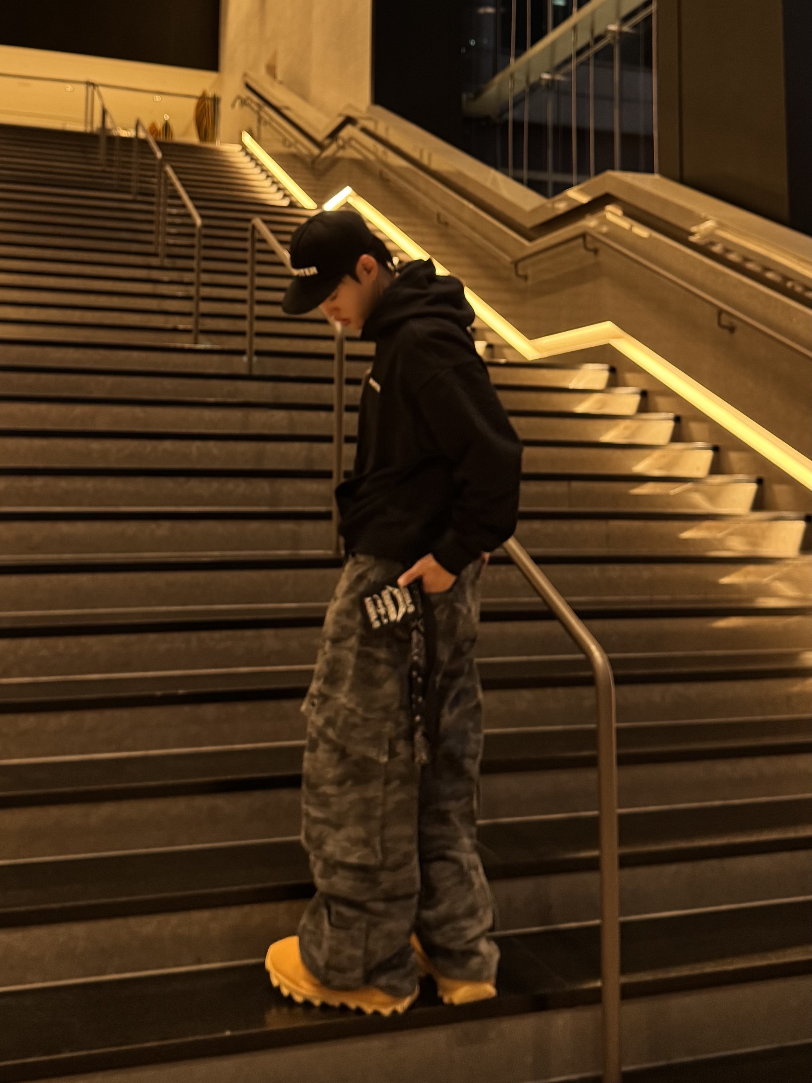 adidas Yeezy Knit RNR Boot Sulfur 착용 스타일 - 3