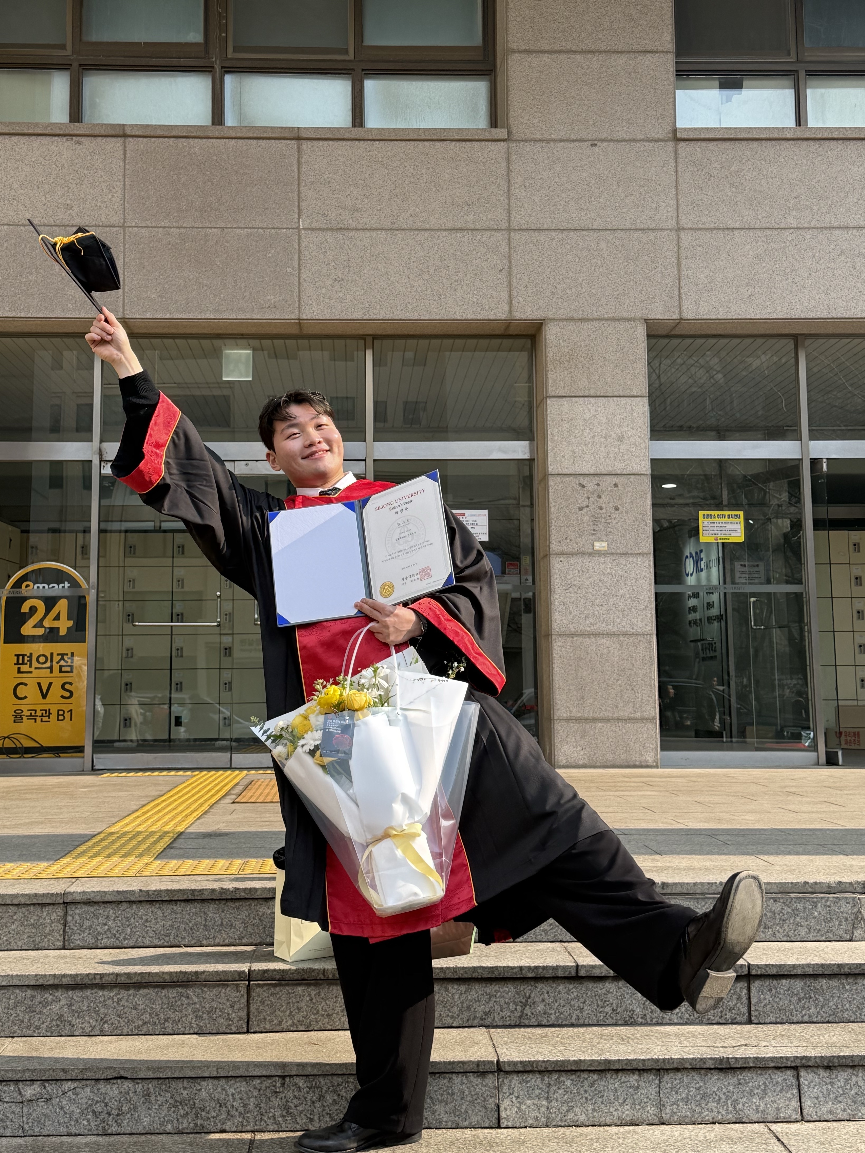 Kinchi Shower - 808 (a) Black, Danton Lambswool V Neck Knit Cardigan Black 착용 스타일 - 2