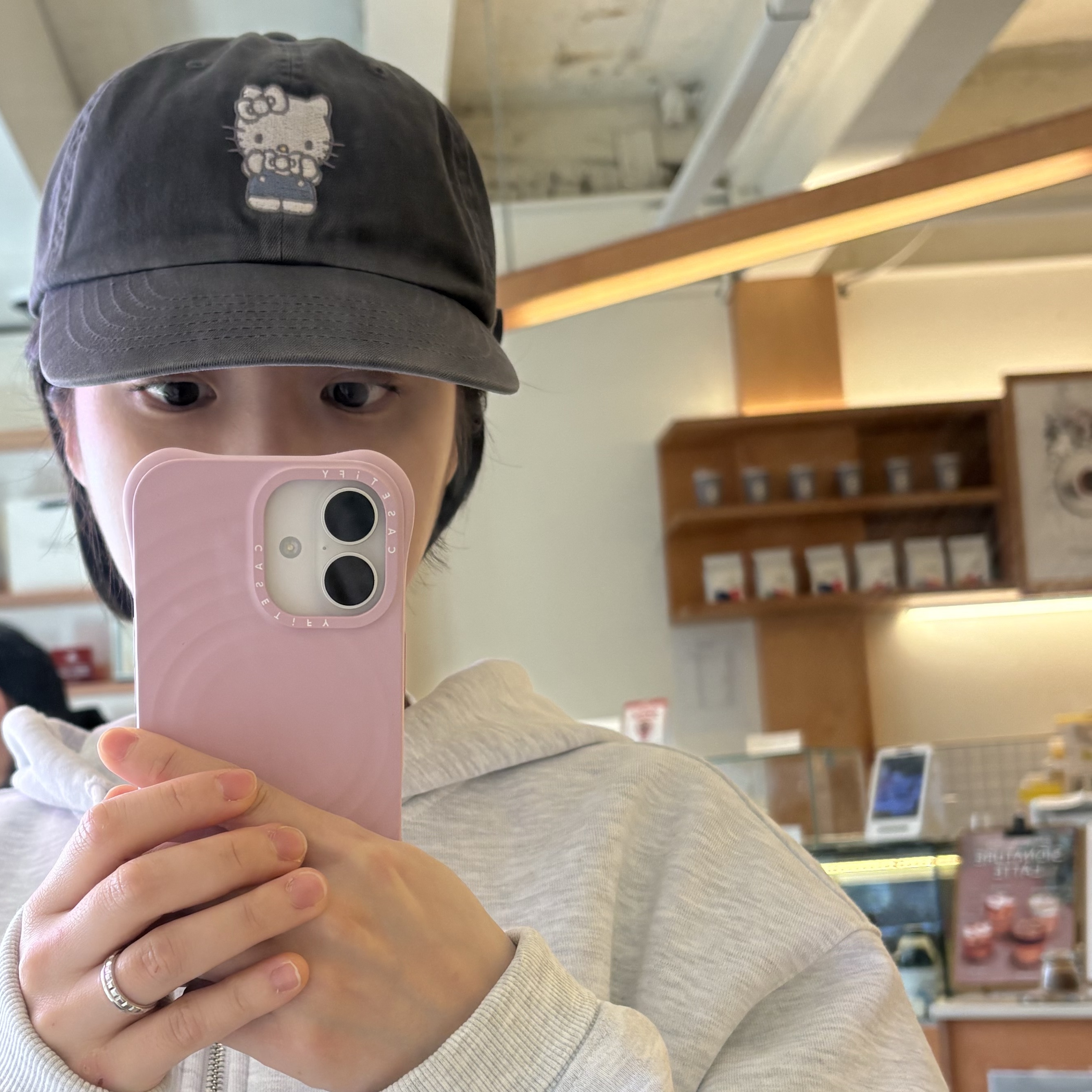 Farven x Hello Kitty Washed  Embroidered Ball Cap_Charcoal 착용 스타일