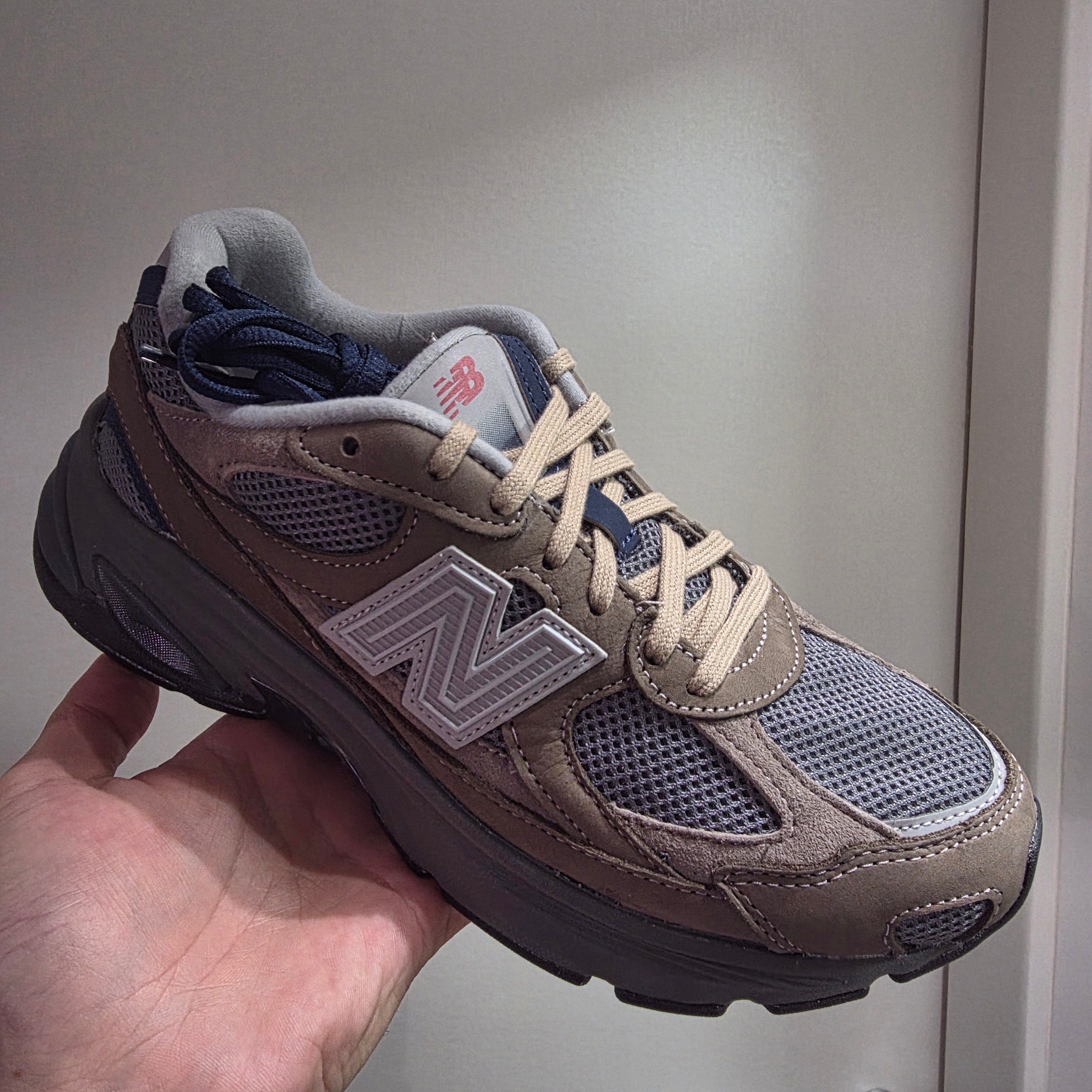 New Balance x Khakis 2010 Abzorb Shadow Brown 착용 스타일