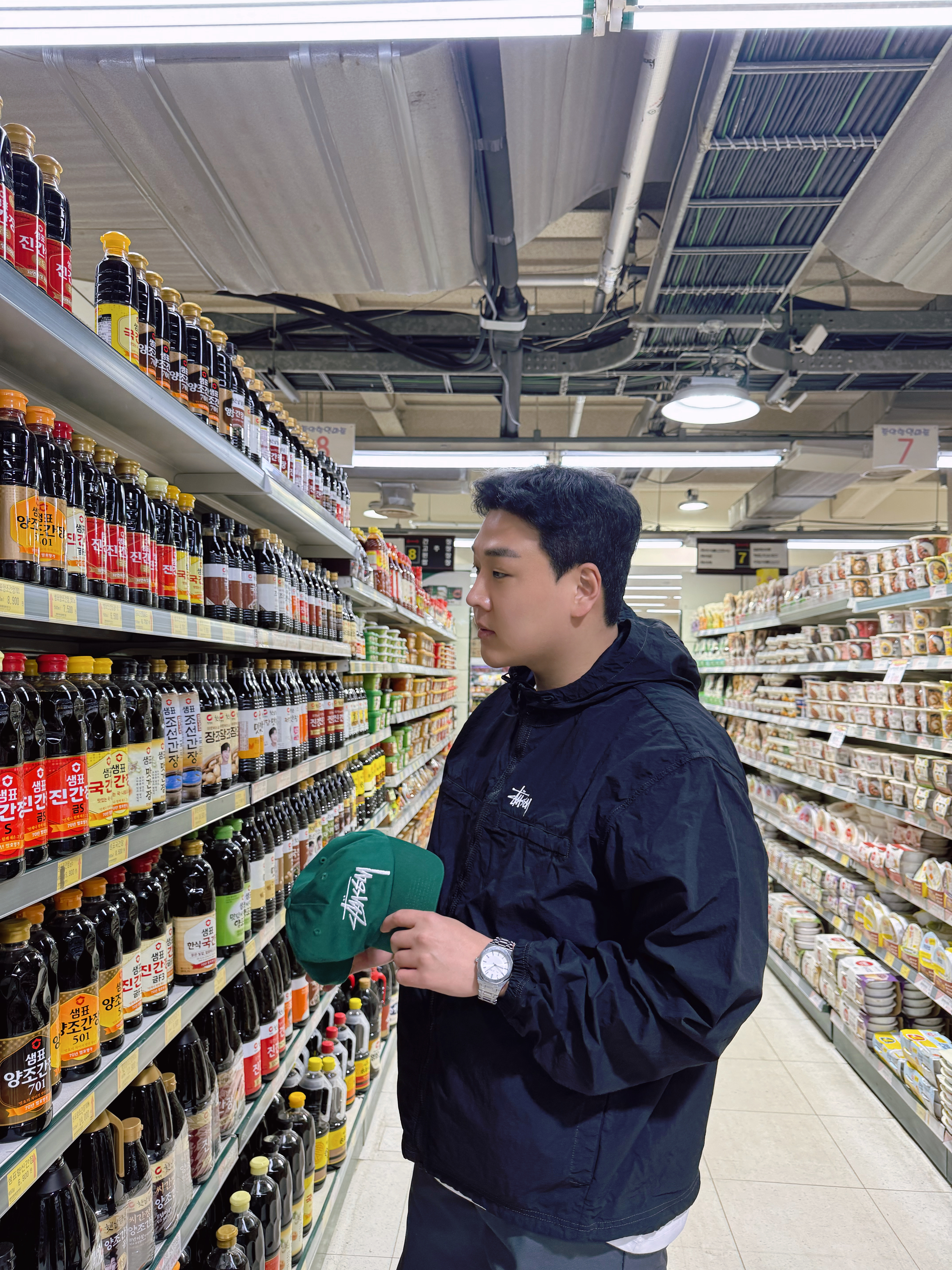 Stussy Lightweight Hooded Jacket Black, Jordan 1 Retro Low OG Medium Olive and Summit White 착용 스타일 - 3