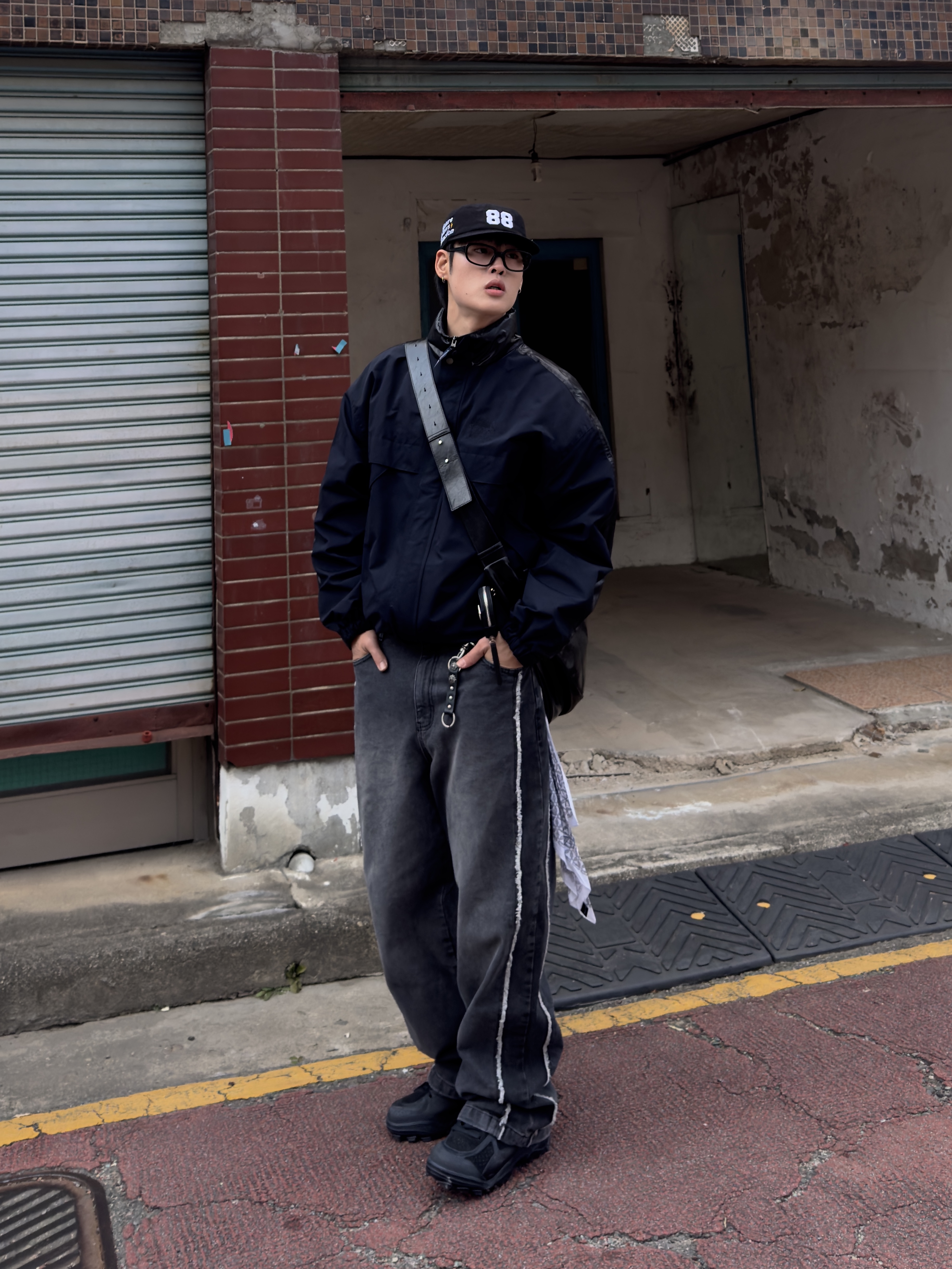 Balenciaga Defender Sneakers Black 착용 스타일 - 1