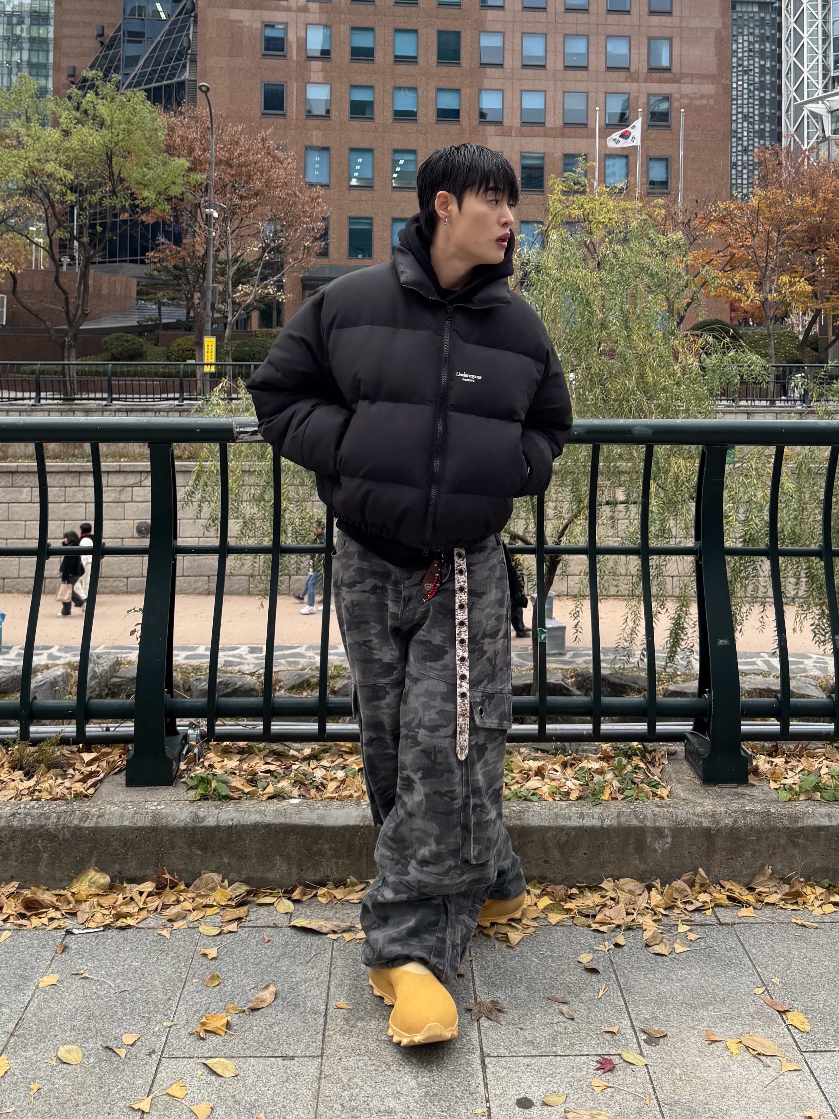 adidas Yeezy Knit RNR Boot Sulfur, Undermycar Mu.15 Anti Fxxking Logo Play Triple Logo Crop Padding Jacket Black 착용 스타일 - 1
