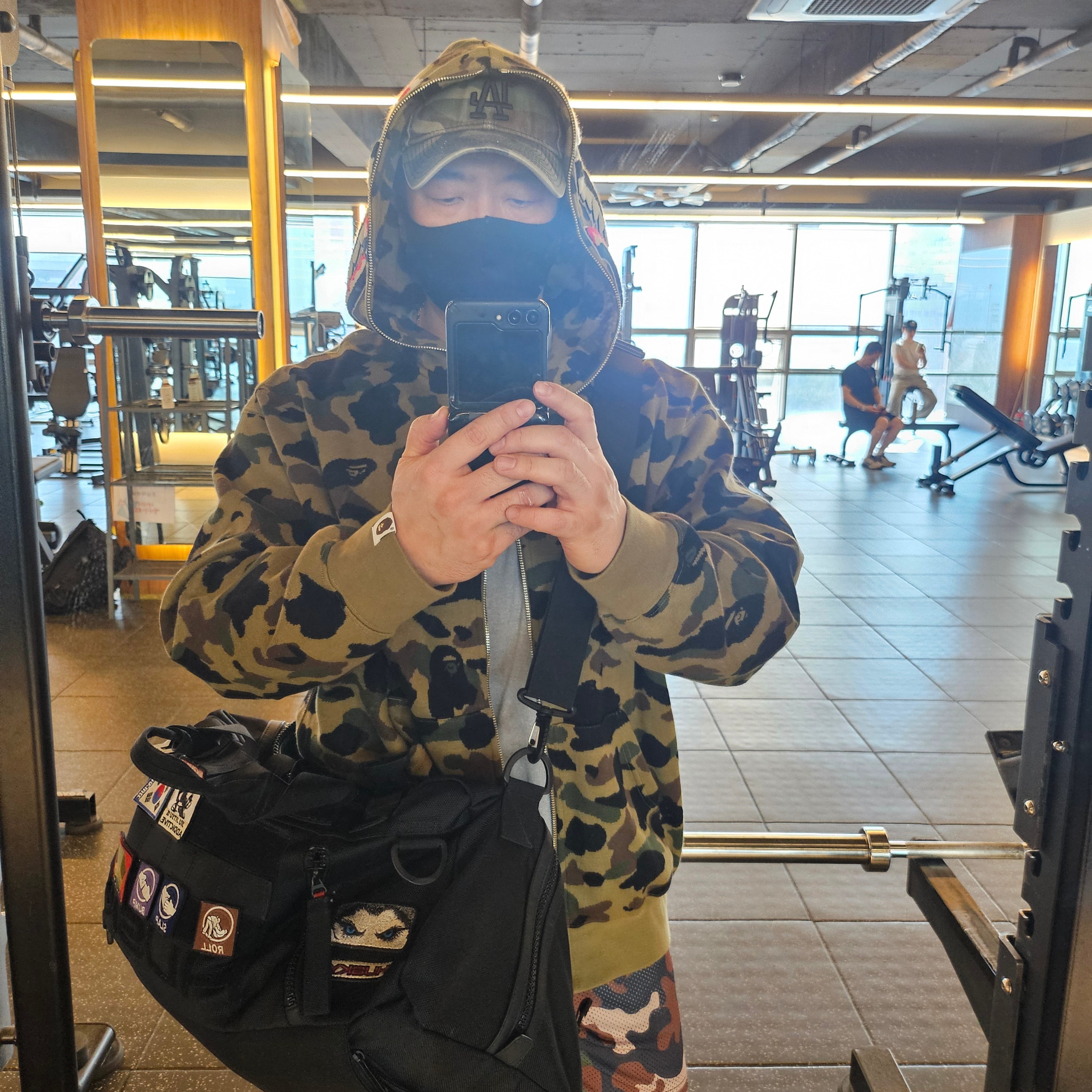 BAPE ABC Camo Shark Full Zip Hoodie Green, New Era MLB New York Yankees Basic Unstructured Ball Cap Woodland Camo 착용 스타일
