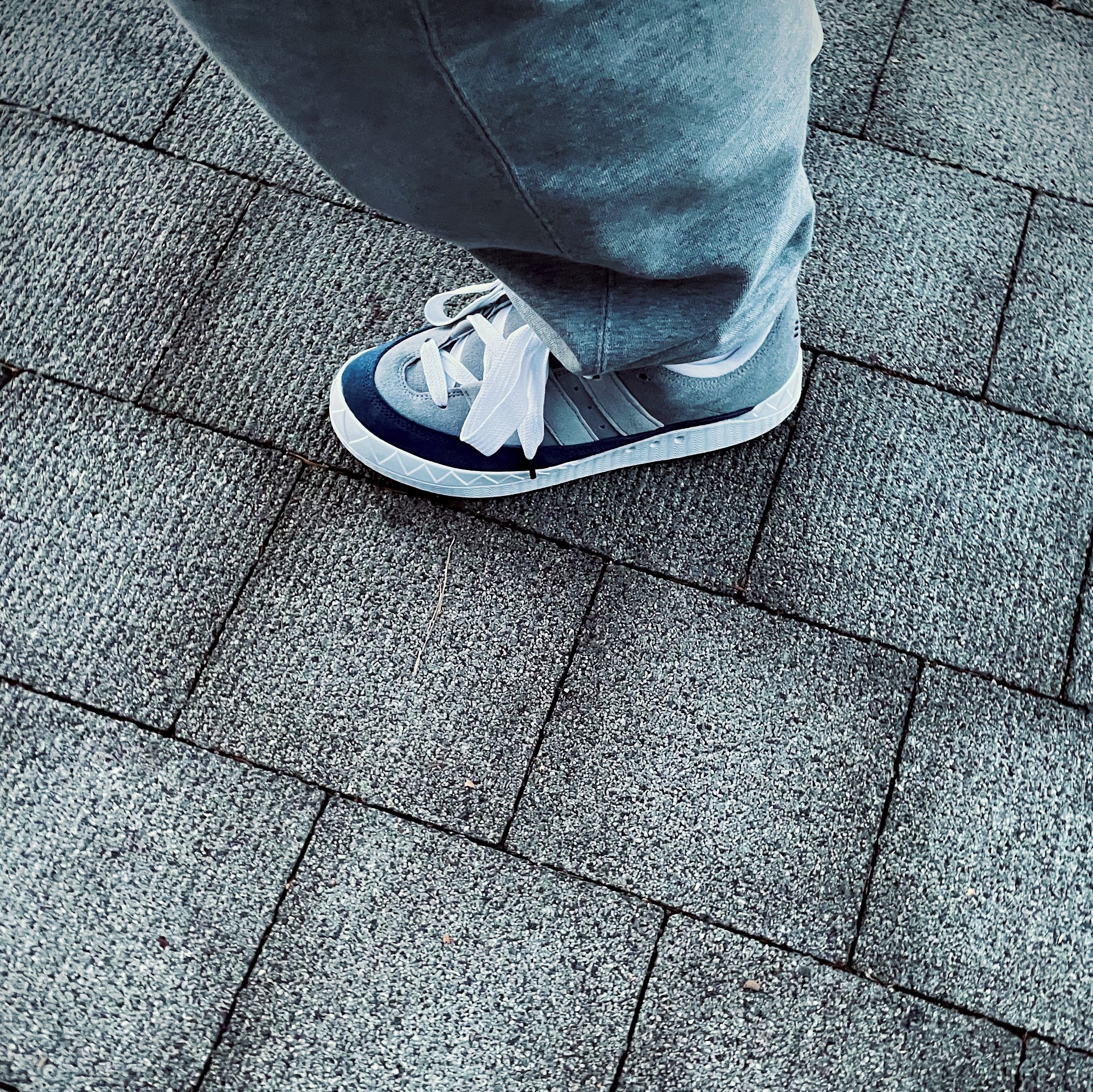 Adidas x Human Made Adimatic Gray 착용 스타일 - 2