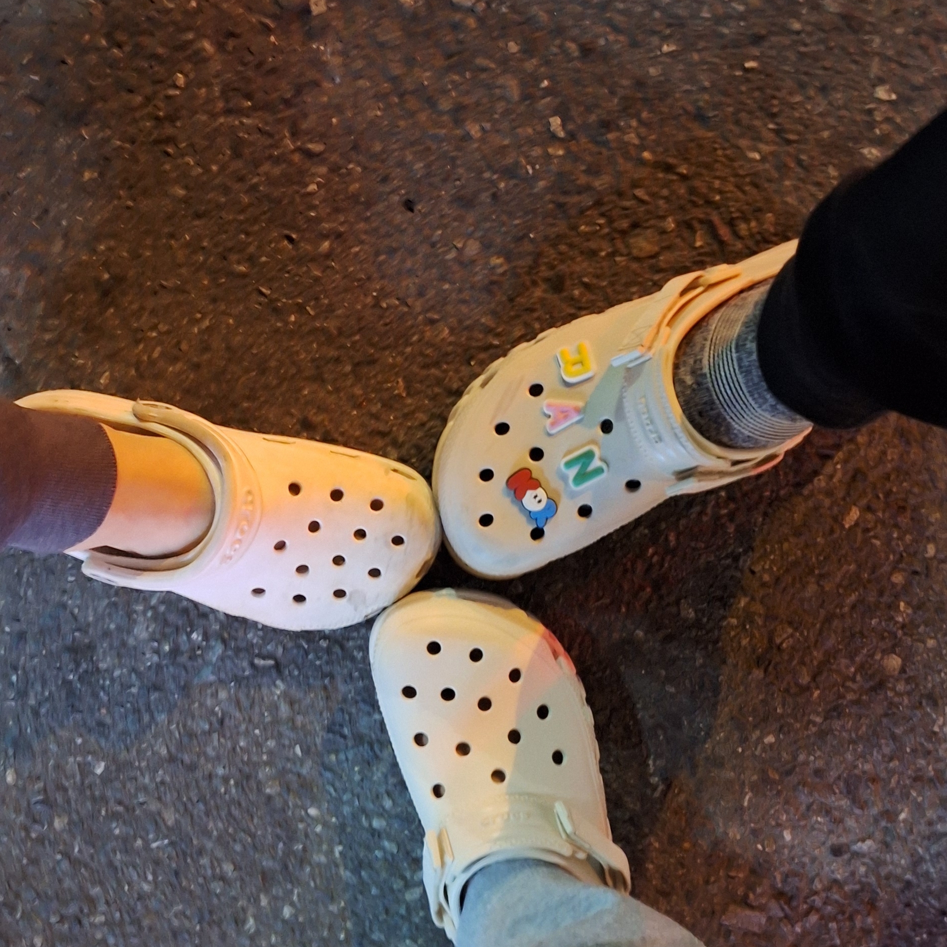 Crocs Duet Max II Clog Stucco, Crocs Classic Clog White 착용 스타일
