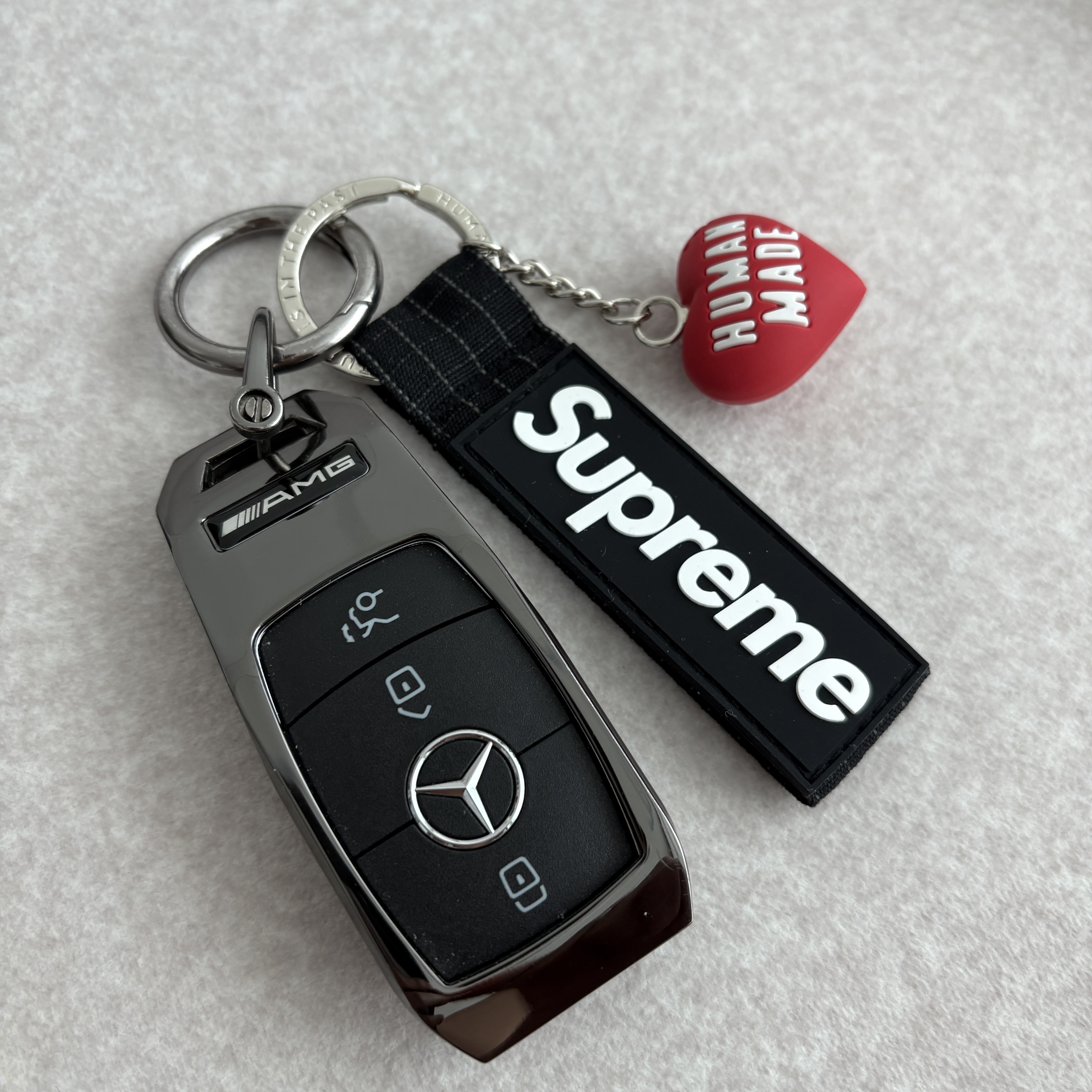 Supreme Ripstop Keychain Black - 24SS, Human Made Heart Rubber Key Chain Red 착용 스타일