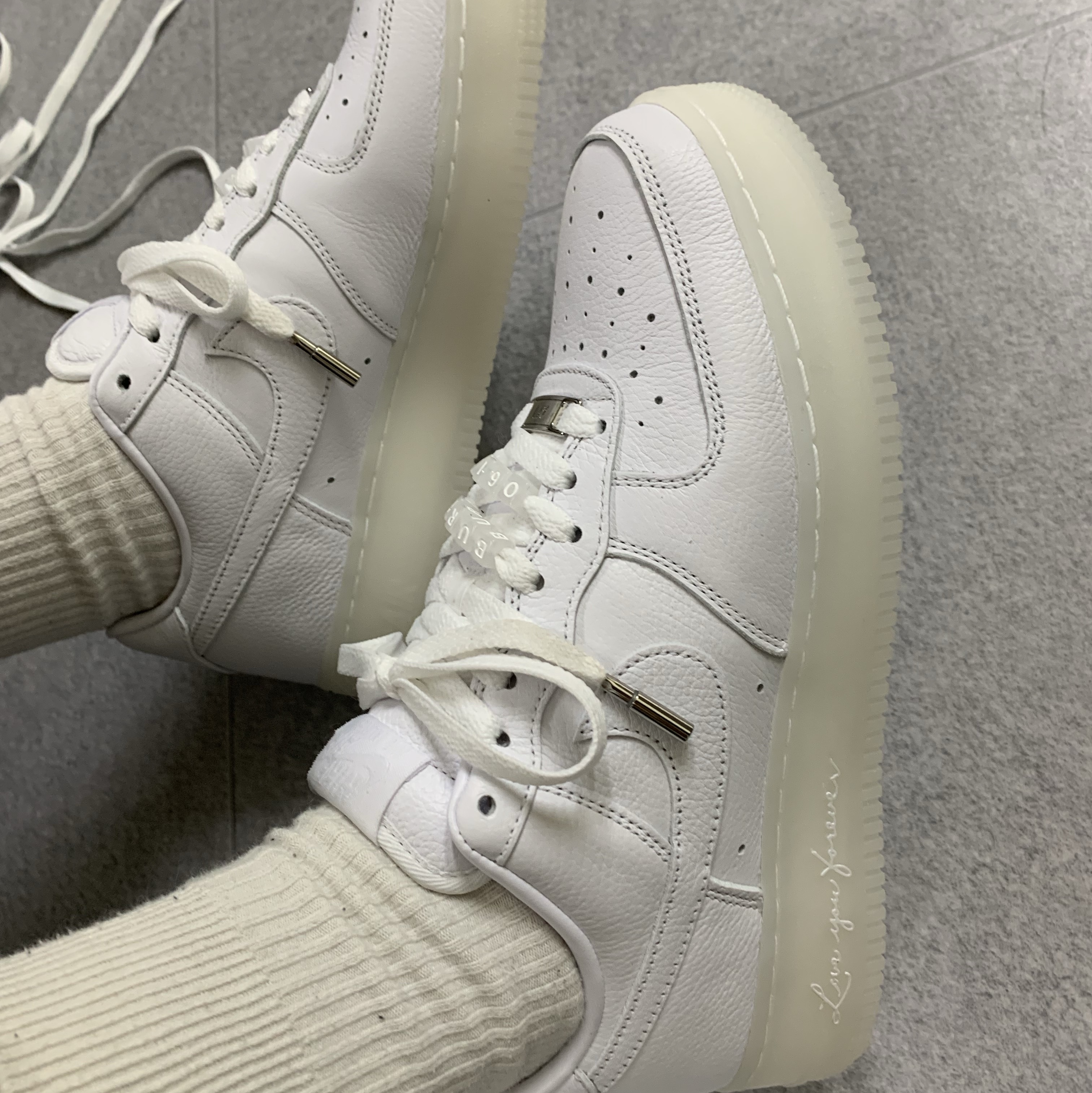 Nike x Drake Nocta Air Force 1 Low SP Certified Lover Boy White Cobalt Tint 착용 스타일 - 2