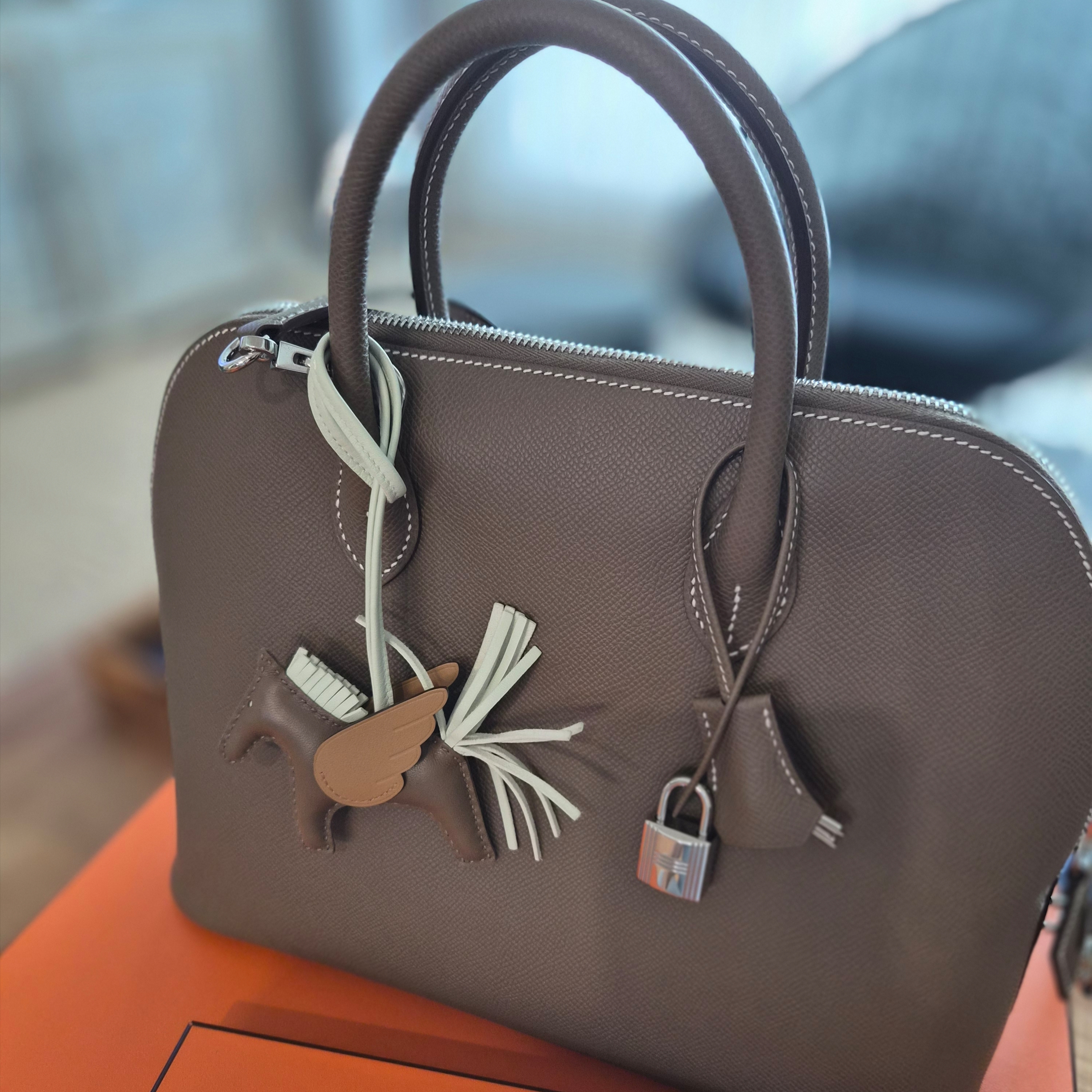 Hermes Rodeo Pegase PM Charm Milo Swift & Etoupe Vert Fizz Biscuit 착용 스타일 - 2