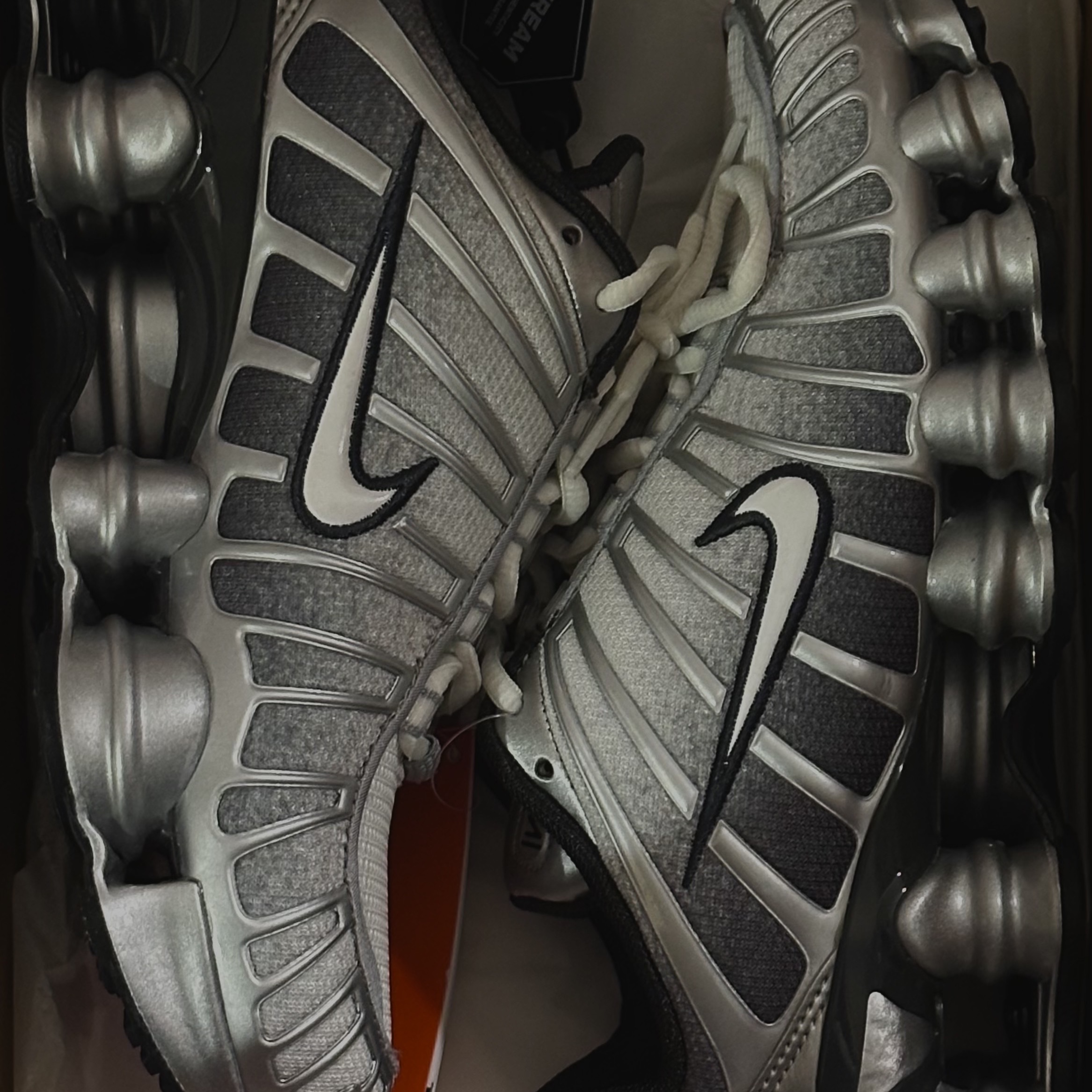 Nike Shox TL Metallic Silver Wolf Grey 착용 스타일