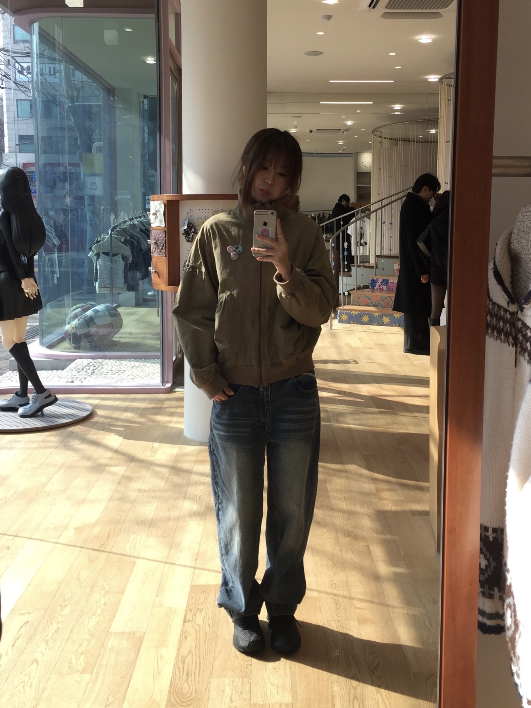COYSEIO Dusty Cotton Bomber Jacket Beige 착용 스타일 - 1