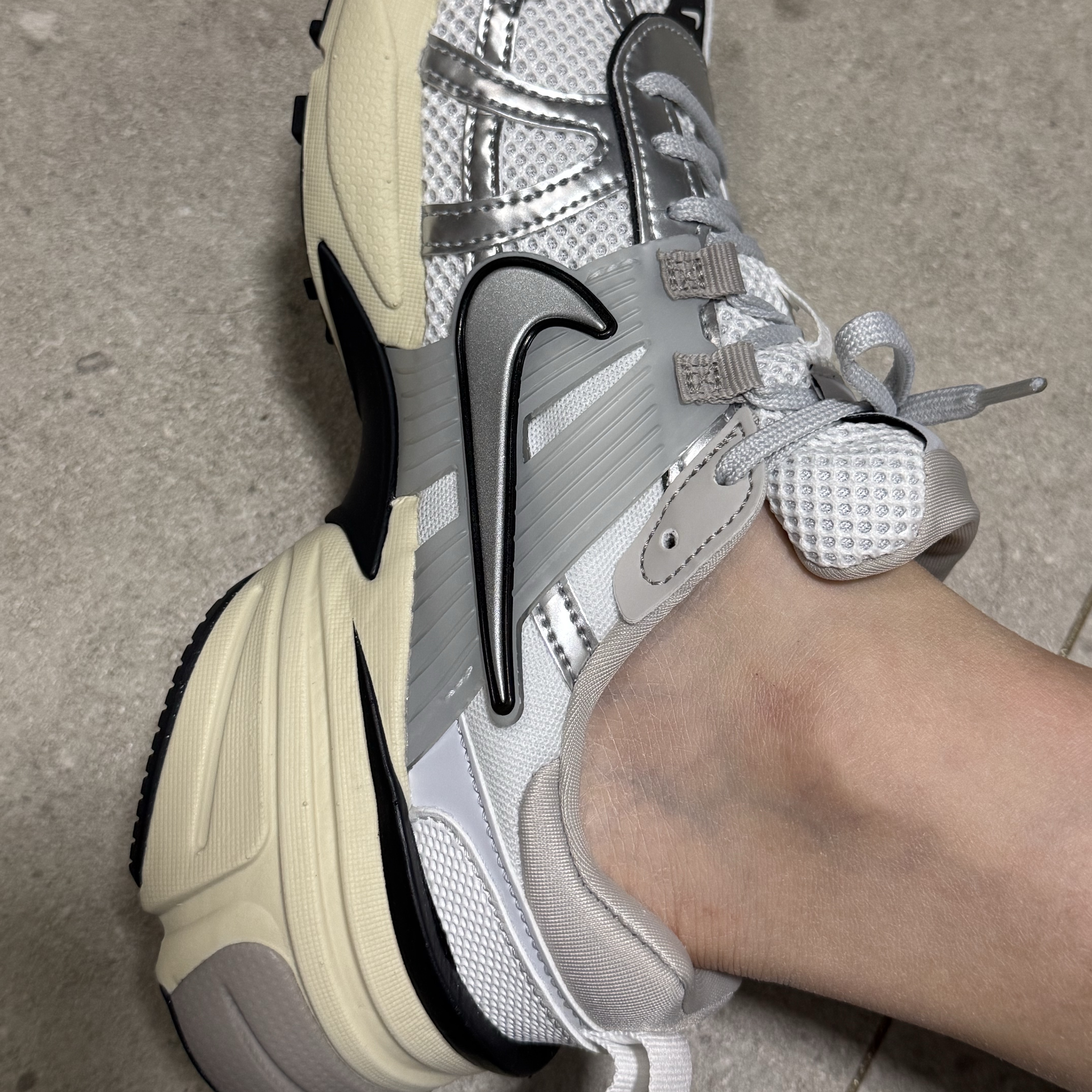 Nike V2K Run Summit White Metallic Silver 착용 스타일 - 1