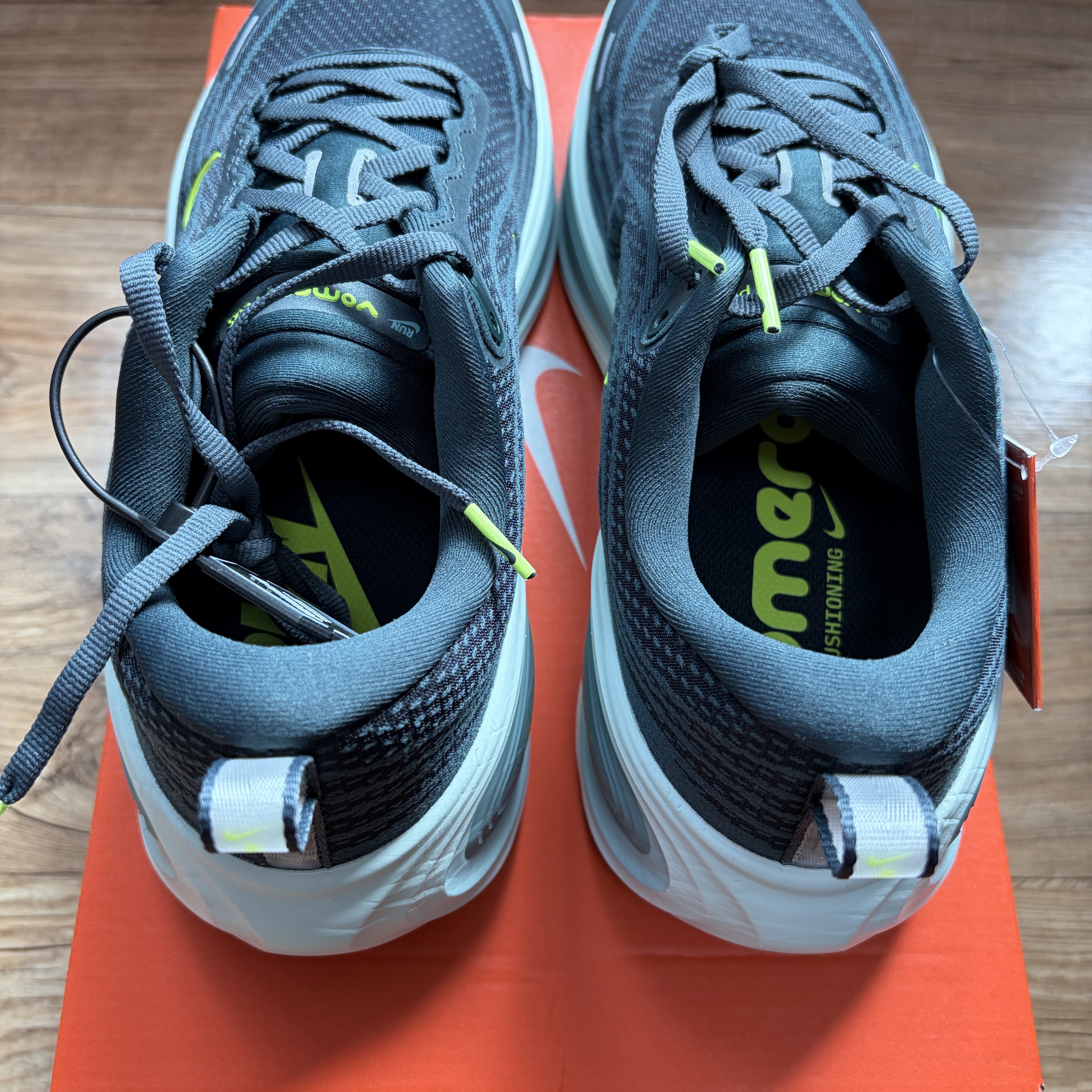 Nike Vomero Plus Seaweed Cannon 착용 스타일 - 3