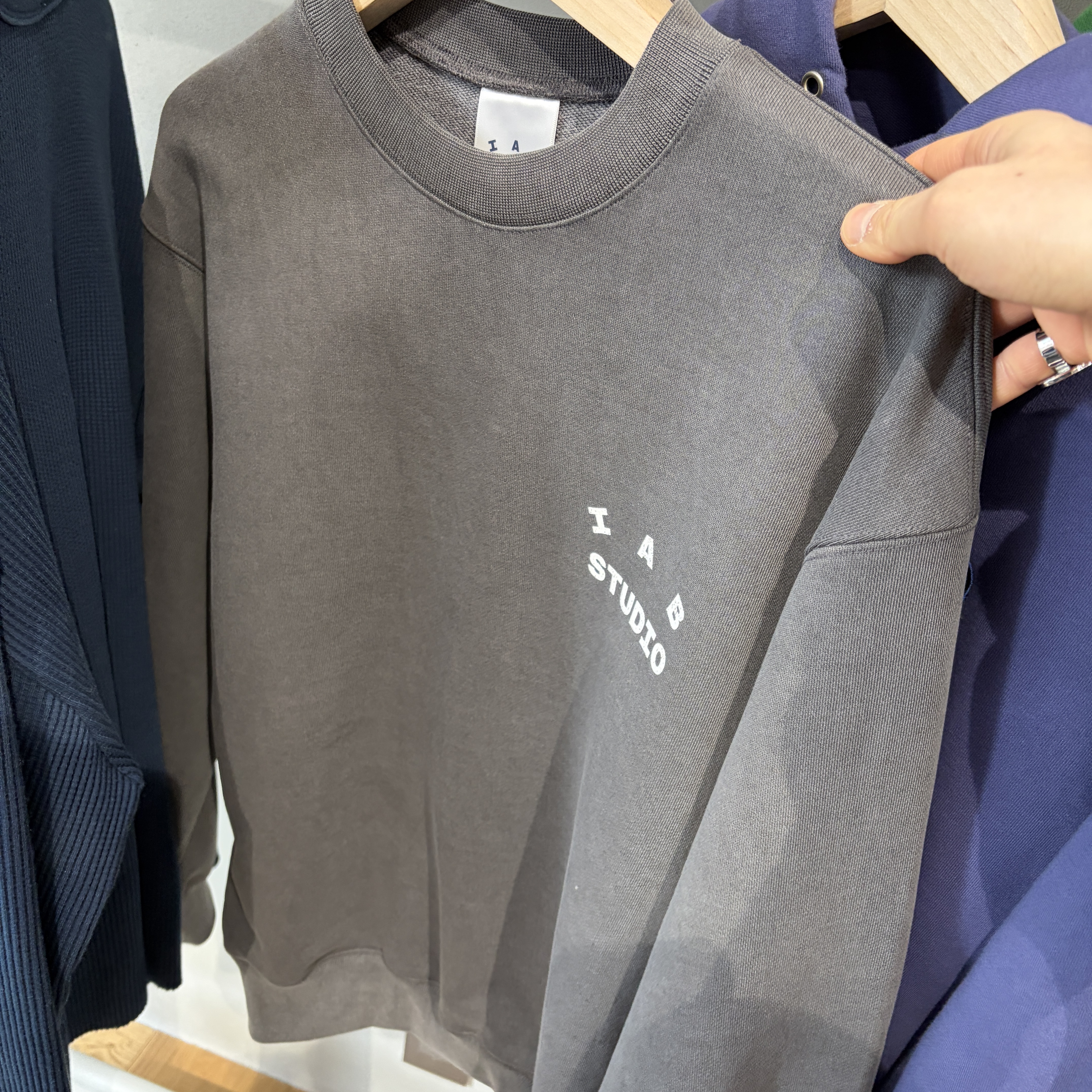 IAB Studio IAB Damaged Logo Sweatshirt Charcoal 착용 스타일