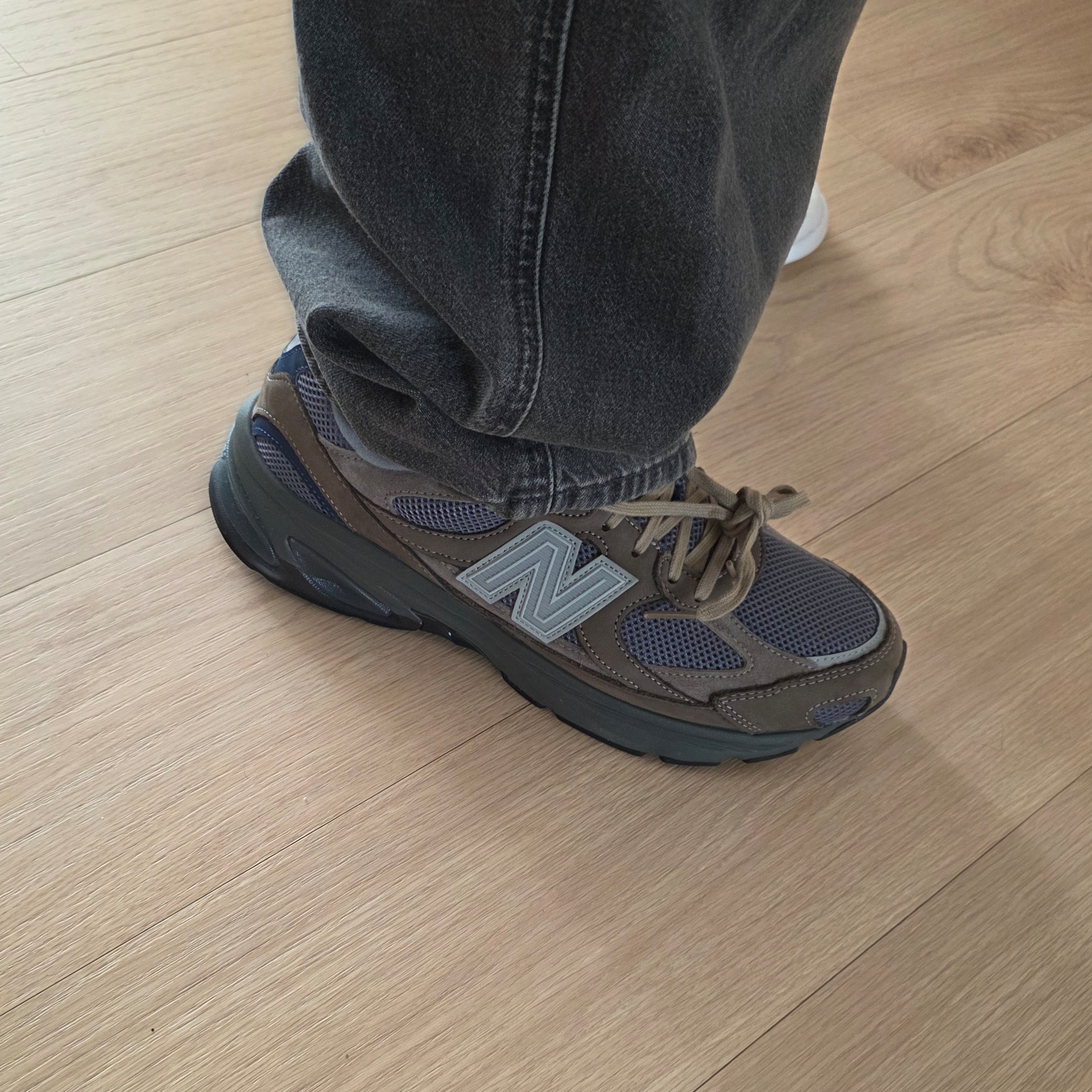 New Balance x Khakis 2010 Abzorb Shadow Brown 착용 스타일 - 1