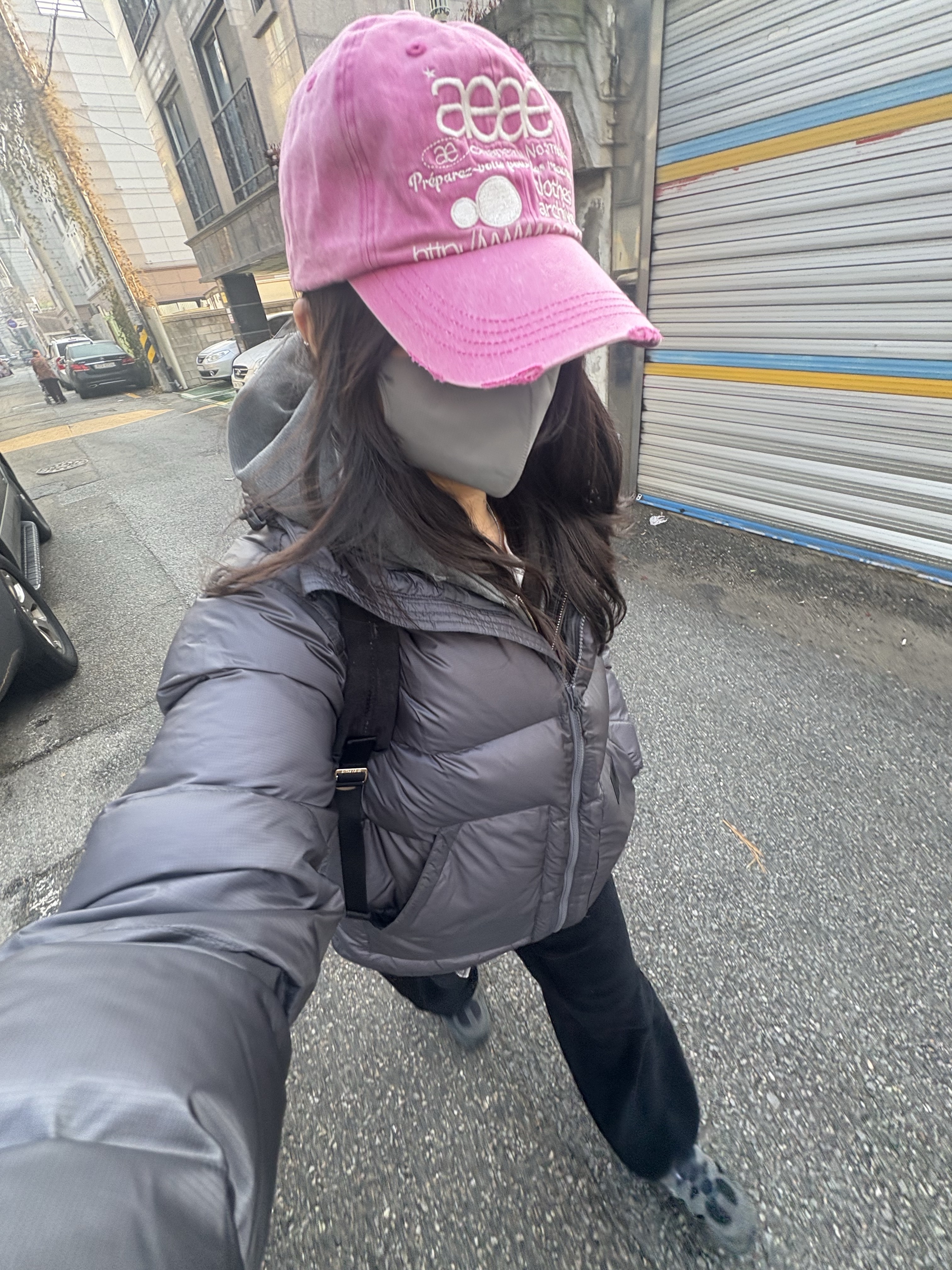 Carhartt WIP Lucid Jacket Charcoal Grey, Aeae Web Logo Damaged Cap Pink 착용 스타일 - 2