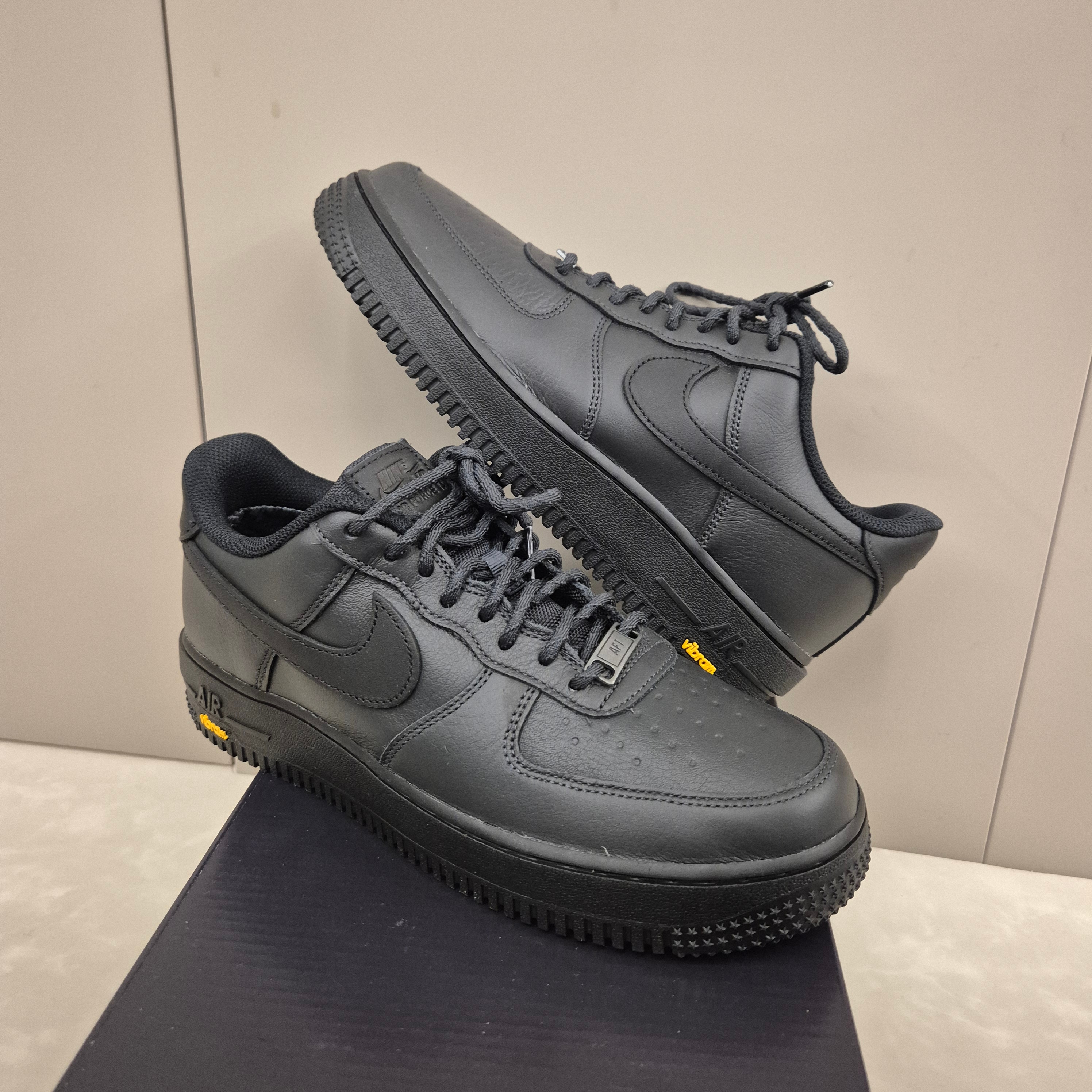 Nike Air Force 1 Low Gore-Tex Vibram Off Noir and Black 착용 스타일 - 1