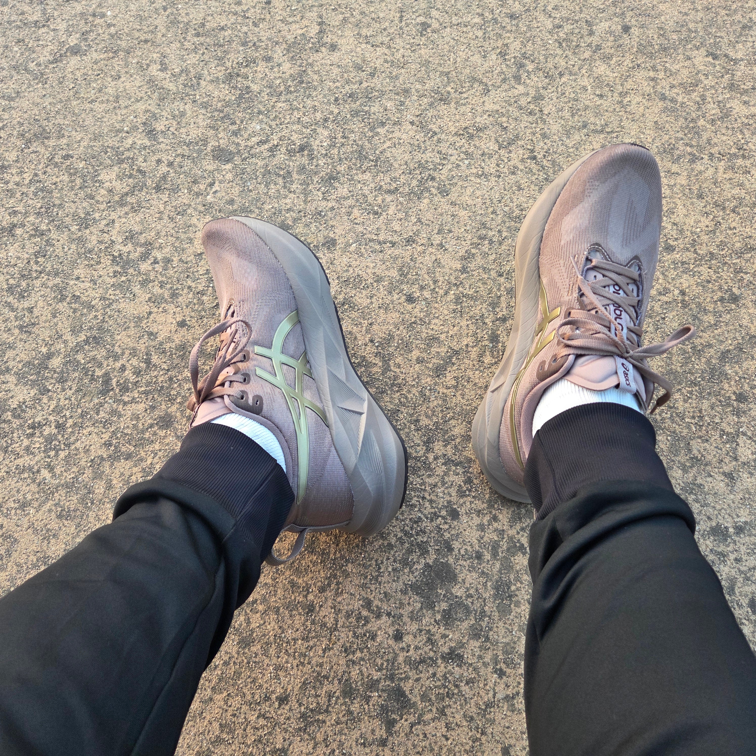 Asics Novablast 5 Luxe Taupe Grey 착용 스타일