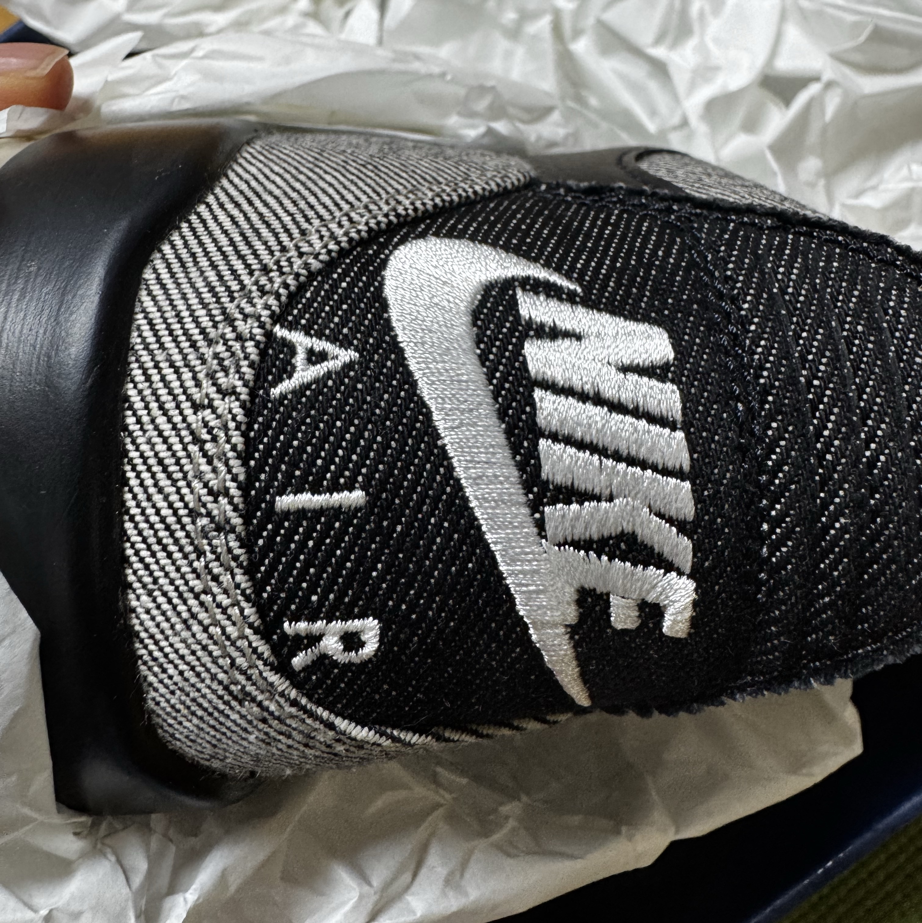 Jordan 3 x Levi’s Black and White 착용 스타일