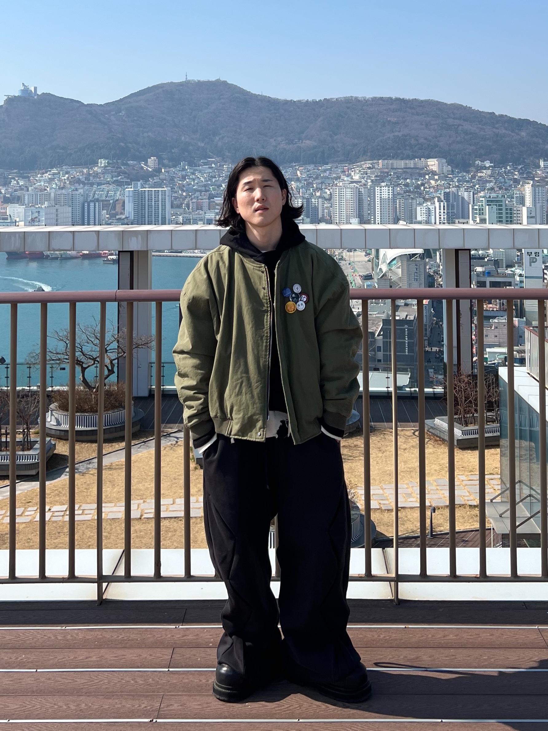 Nonnod Sulfur Dye Serge Bomber Jacket Vintage Khaki 착용 스타일 - 3