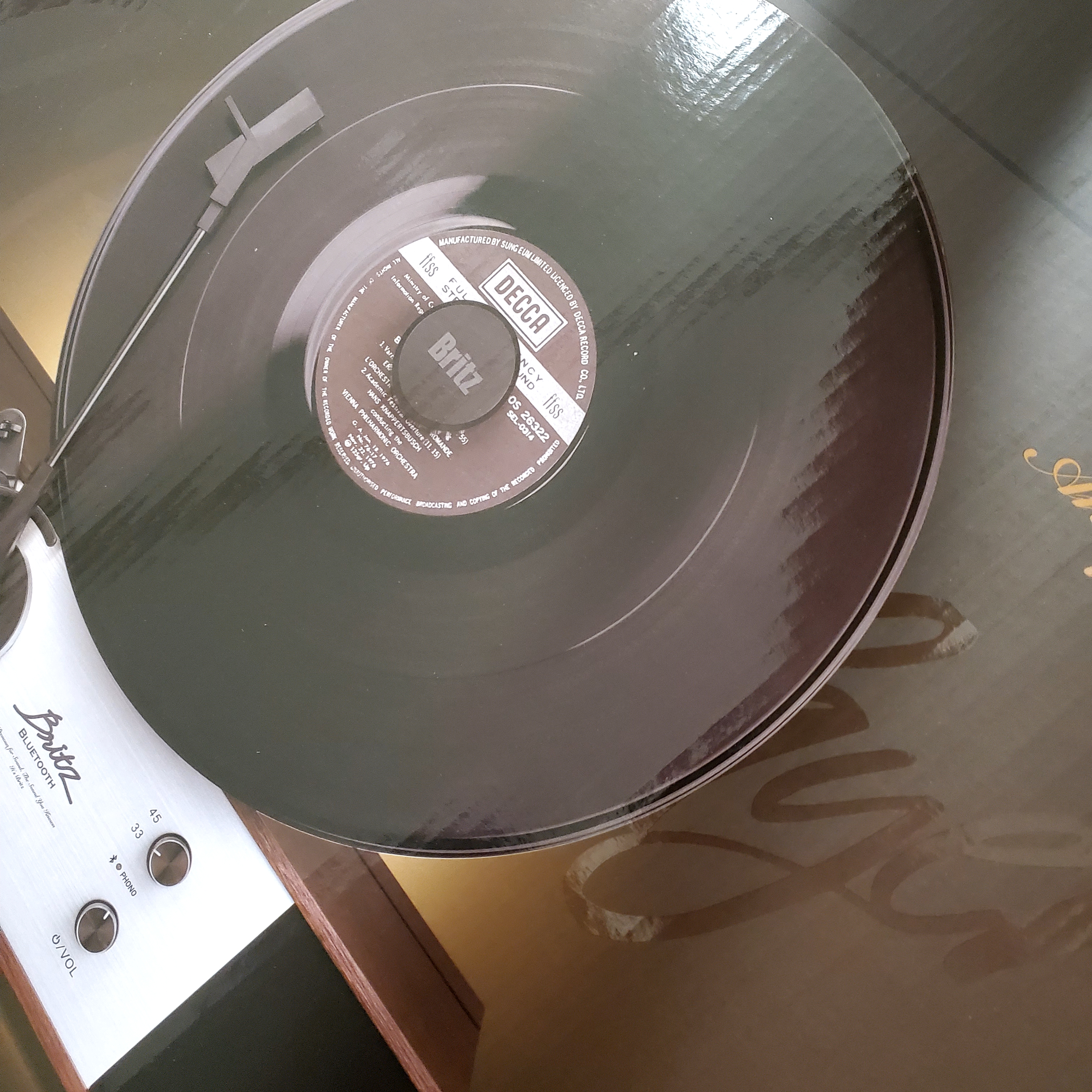 Britz BZ-TMK1 Vertical LP Turntable Bluetooth Speaker 착용 스타일