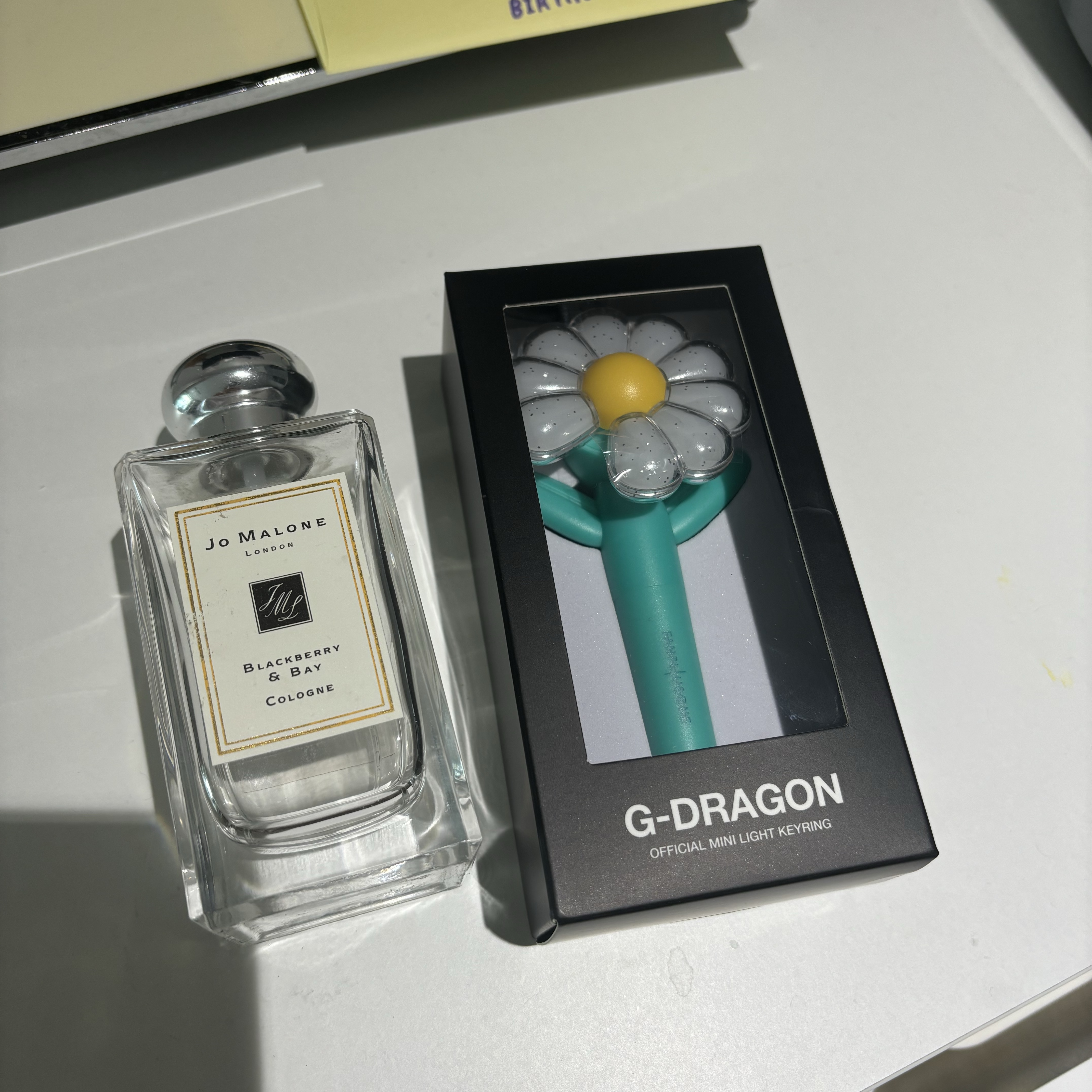 G-DRAGON Ubermensch Official Mini Light Keyring Mint 착용 스타일 - 1