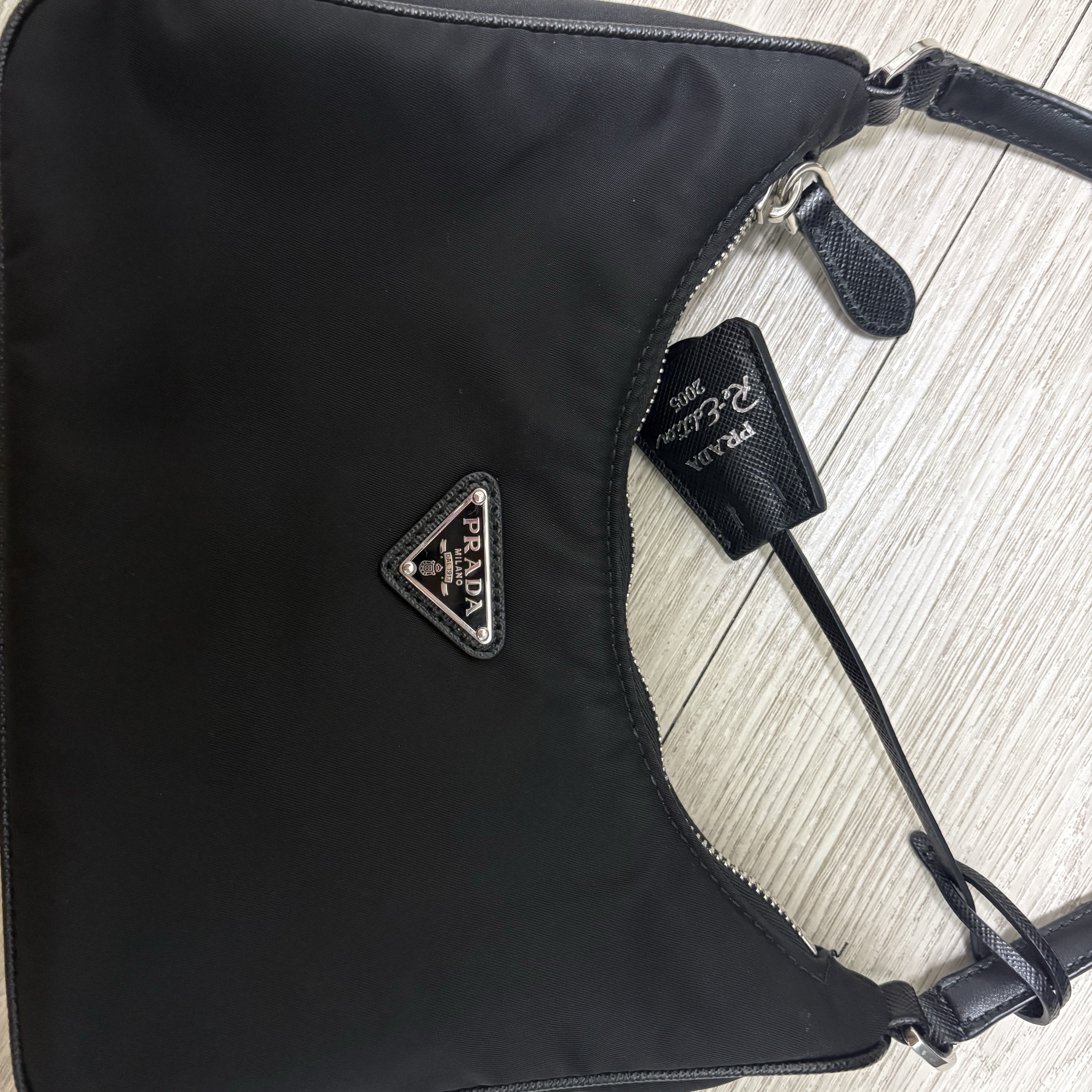 Prada Re-Edition 2005 Re-Nylon Mini Hobo Bag Black 착용 스타일 - 1