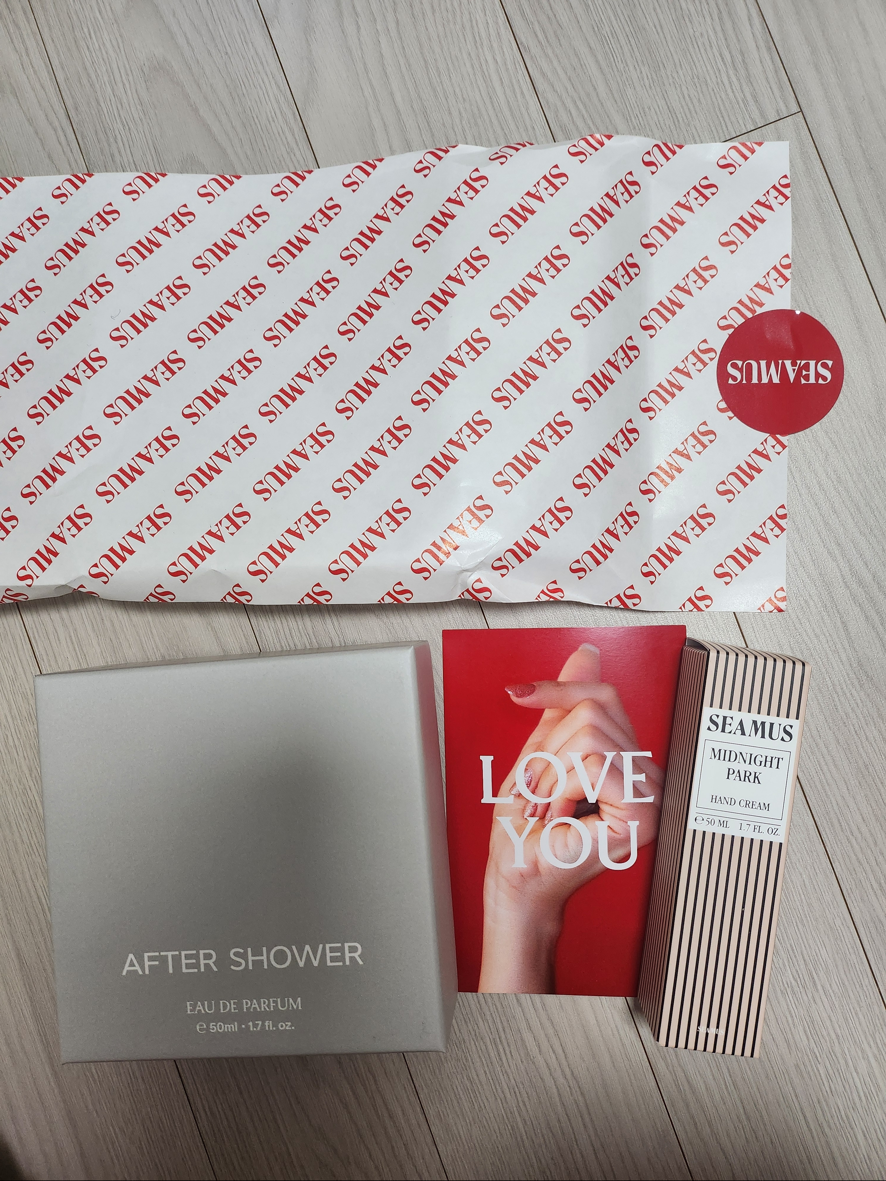 [3% 적립] SEAMUS Signature Eau de Parfum 50ml (6 Options) 착용 스타일 - 1