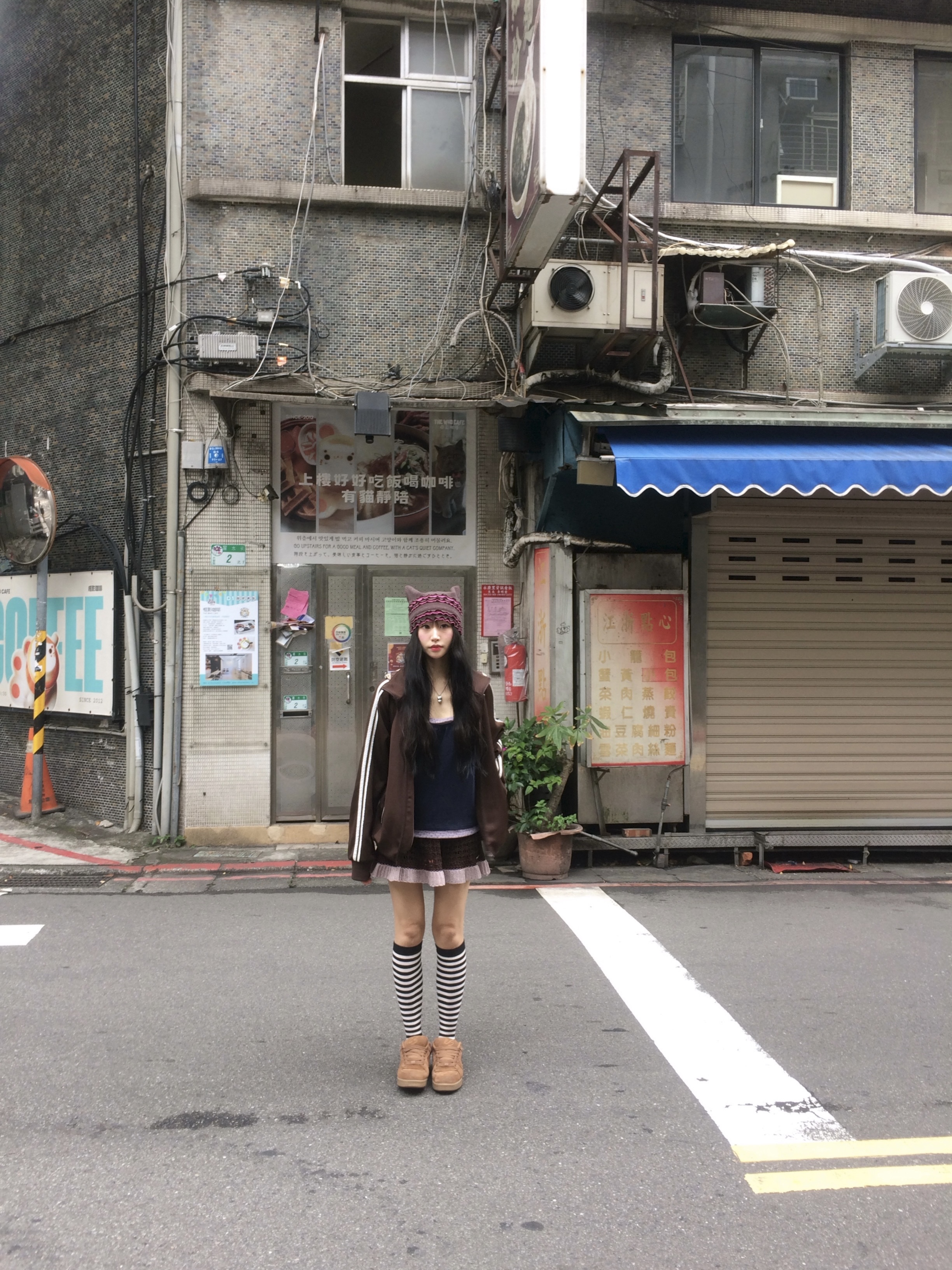 COYSEIO Dudu Layered Sleeveless Navy, COYSEIO Stripe Five-Toe Socks Black 착용 스타일 - 1