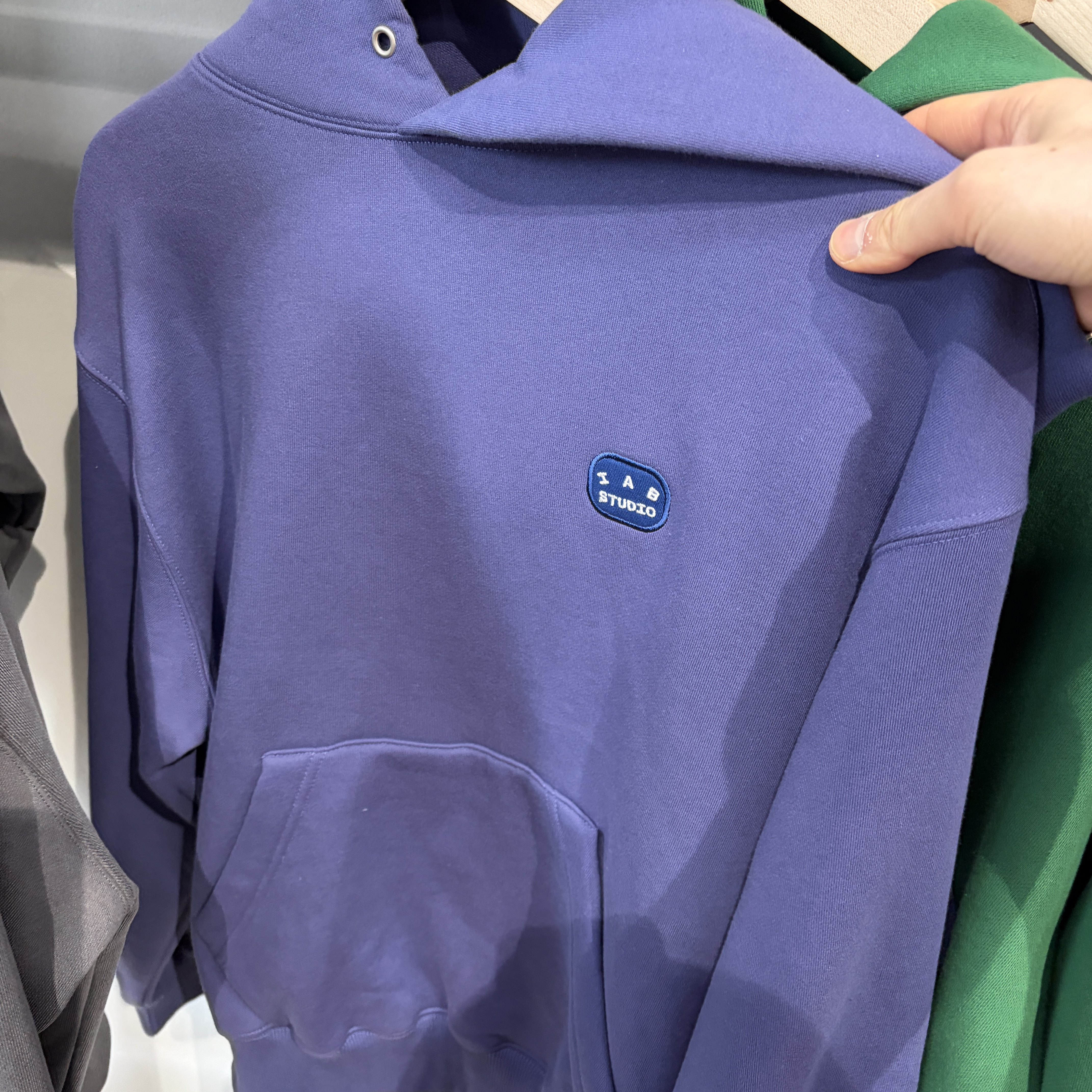 IAB Studio IAB Patch Hoodie Blue 착용 스타일