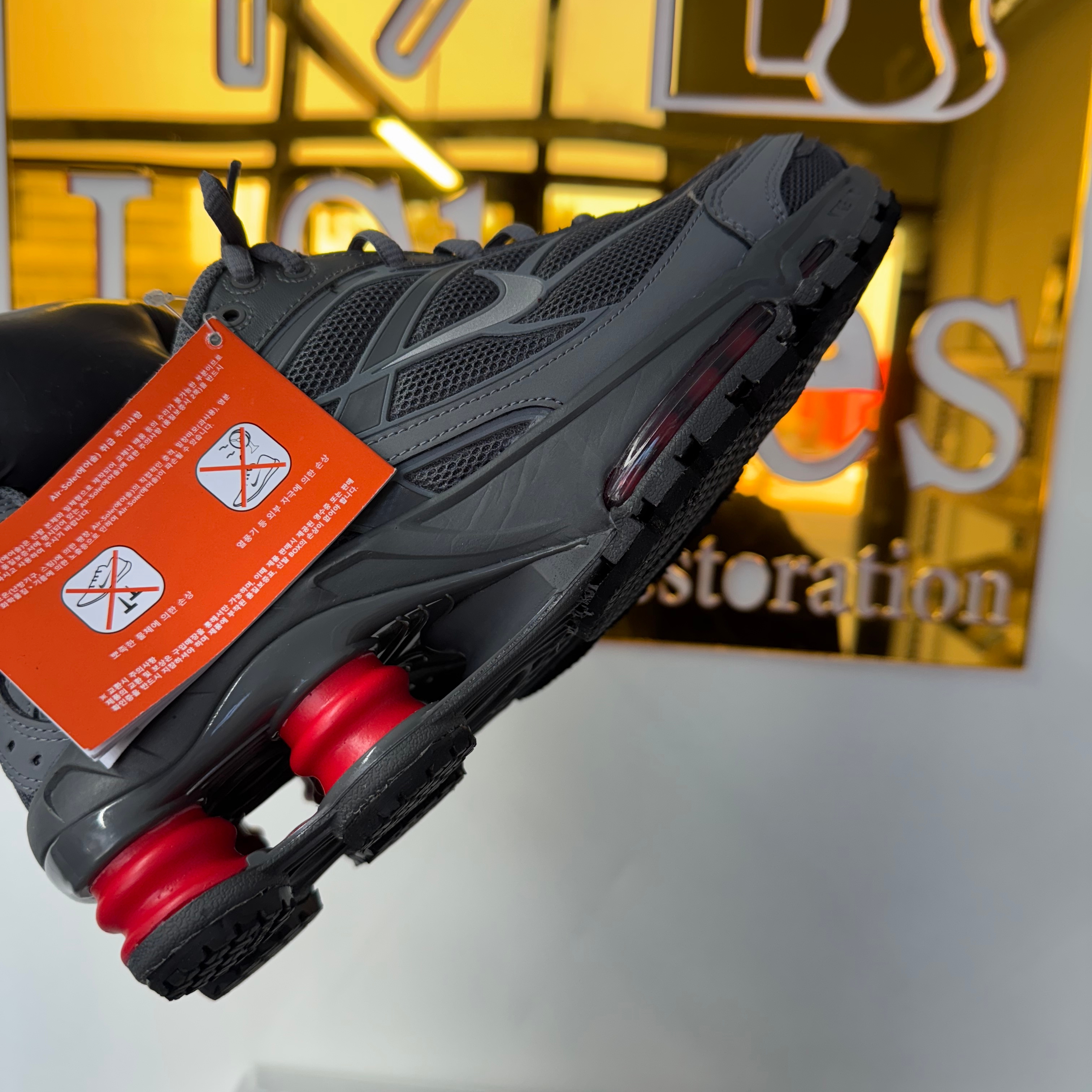 Nike Shox Ride 2 Smoke Grey University Red 착용 스타일 - 3