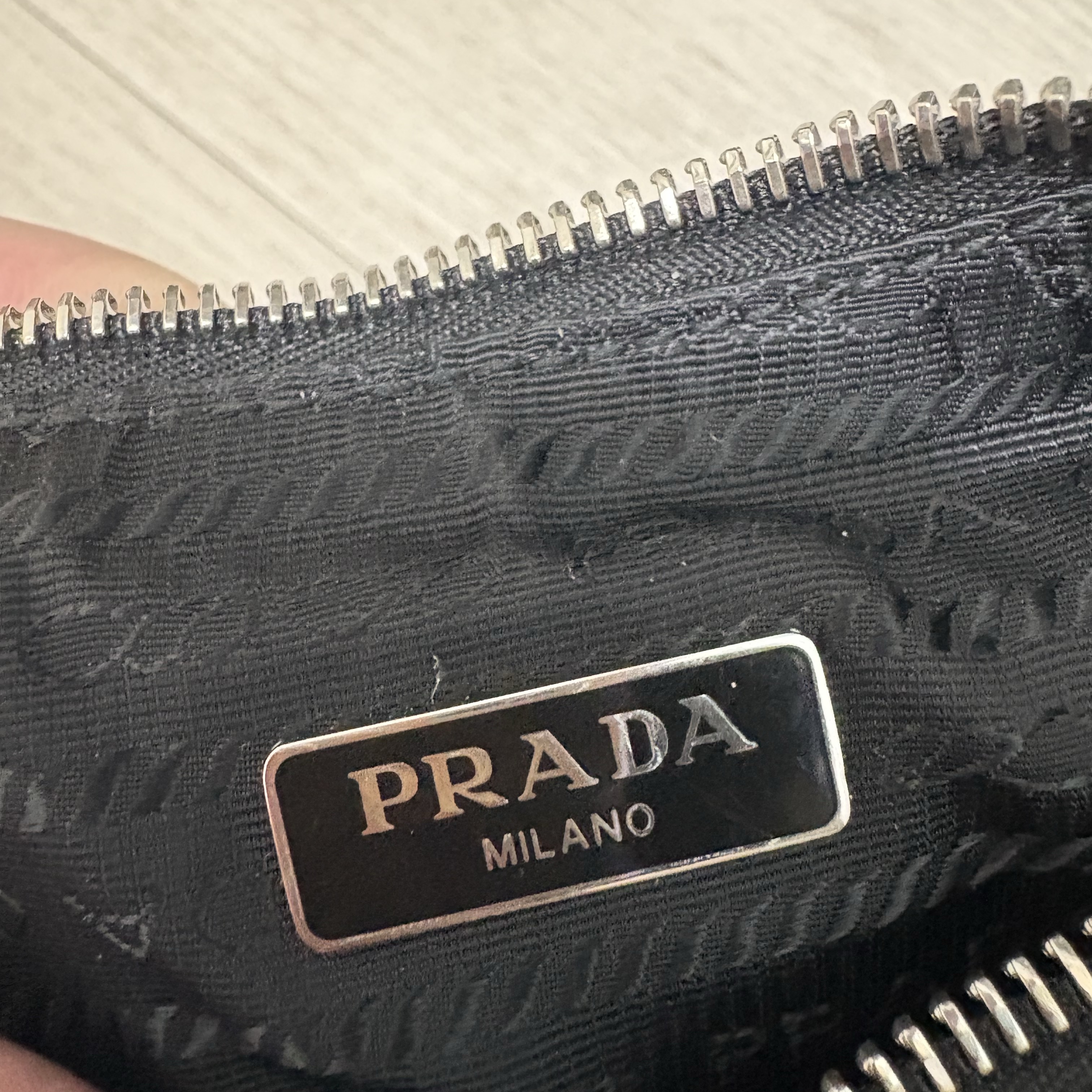 Prada Re-Edition 2005 Re-Nylon Mini Hobo Bag Black 착용 스타일 - 3