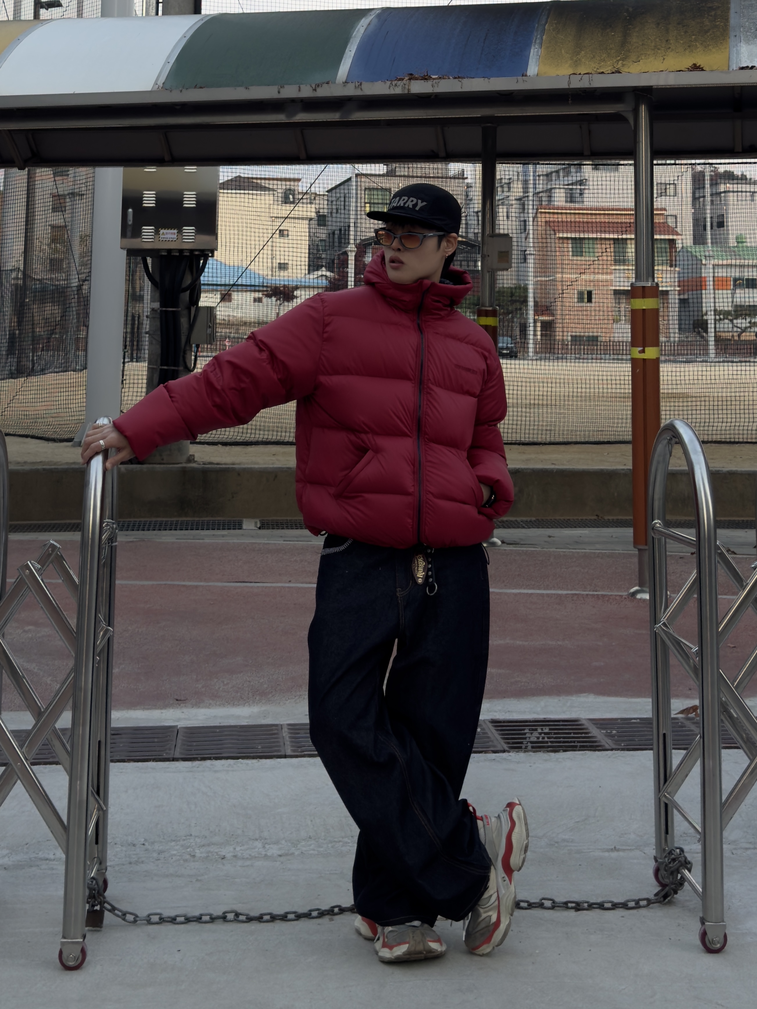 Balenciaga Cargo Sneakers Beige Grey Red 착용 스타일 - 1