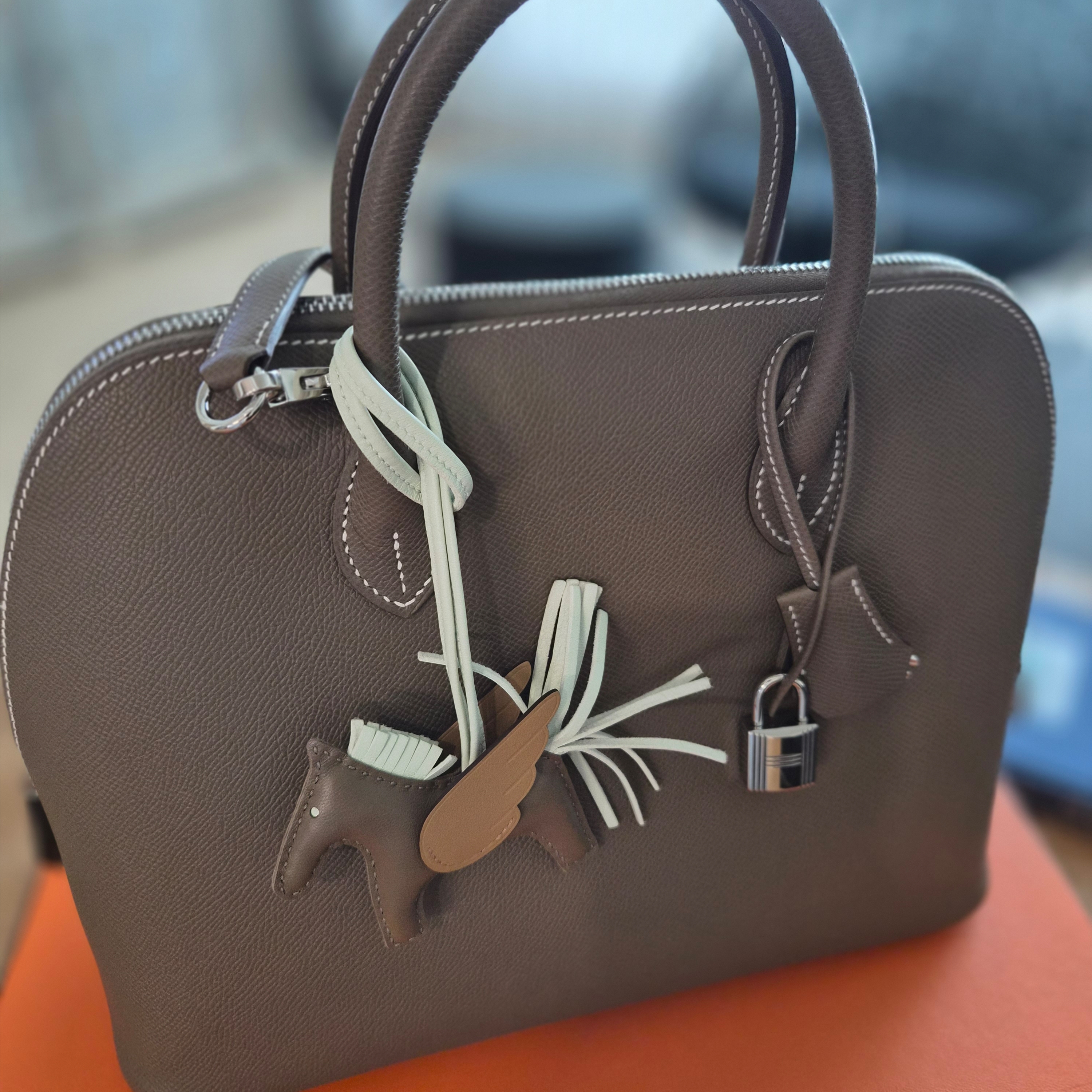 Hermes Rodeo Pegase PM Charm Milo Swift & Etoupe Vert Fizz Biscuit 착용 스타일 - 1