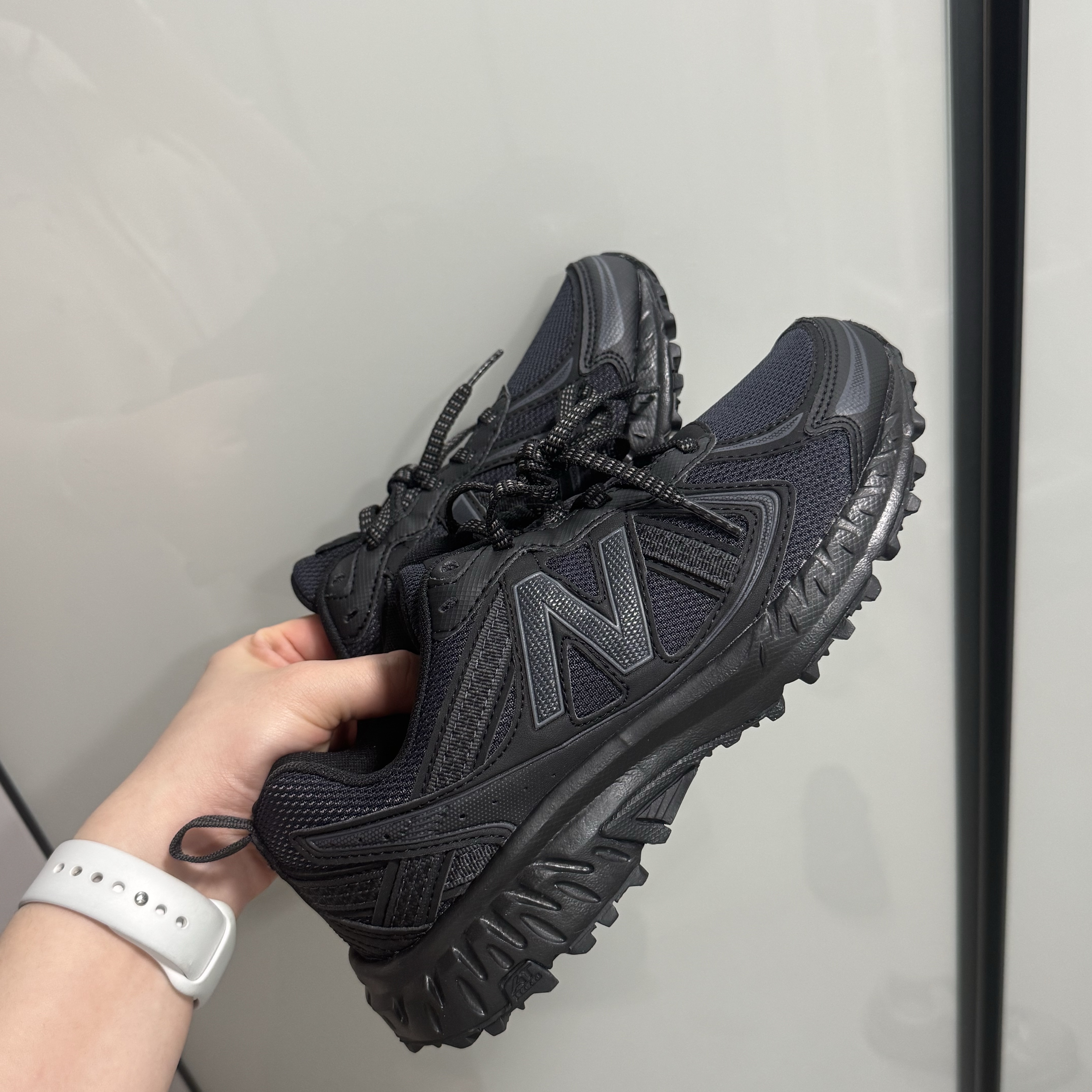 New Balance 410v5 Black - 2E Wide 착용 스타일