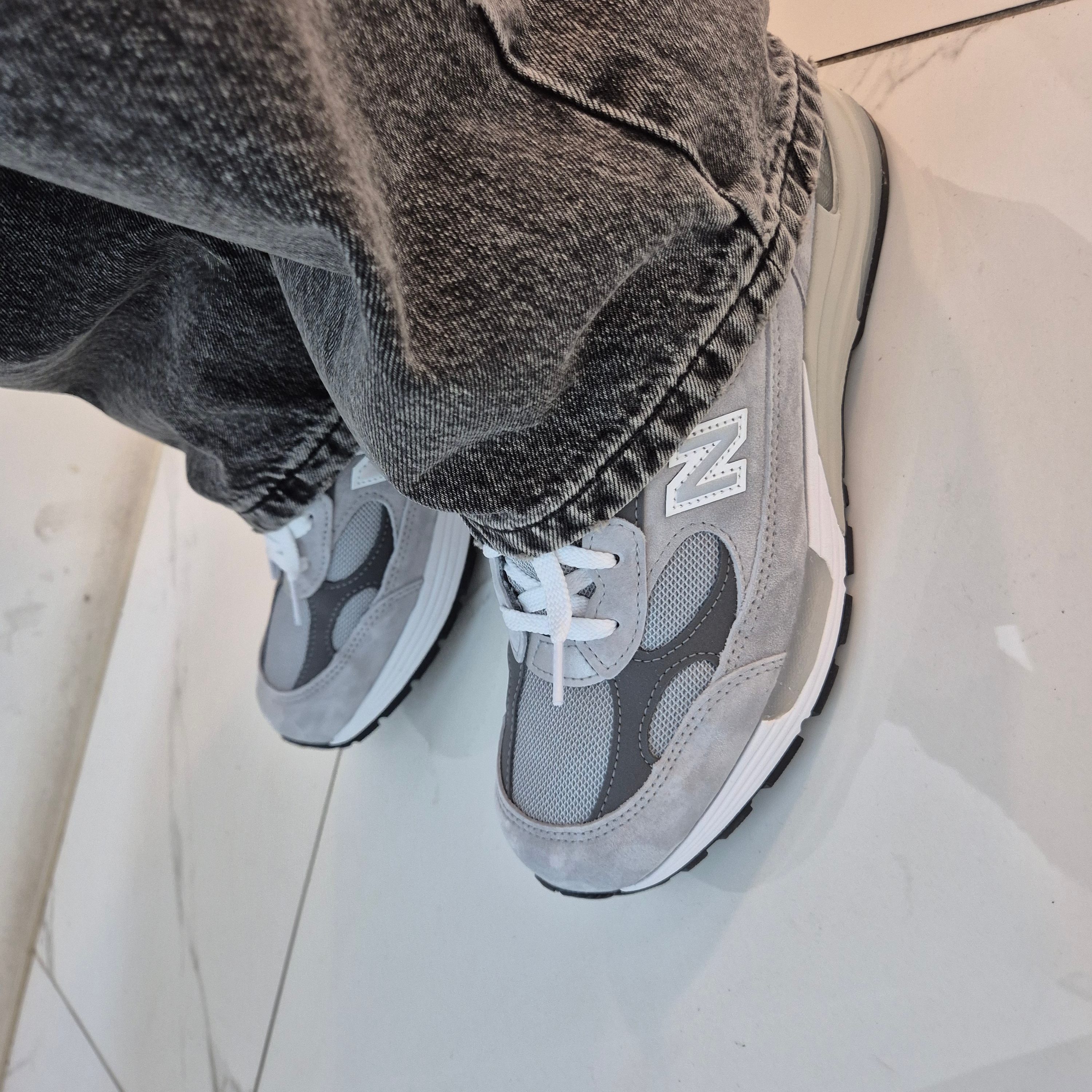 New Balance 992 Made in USA Core Grey Silver Metallic 착용 스타일 - 2