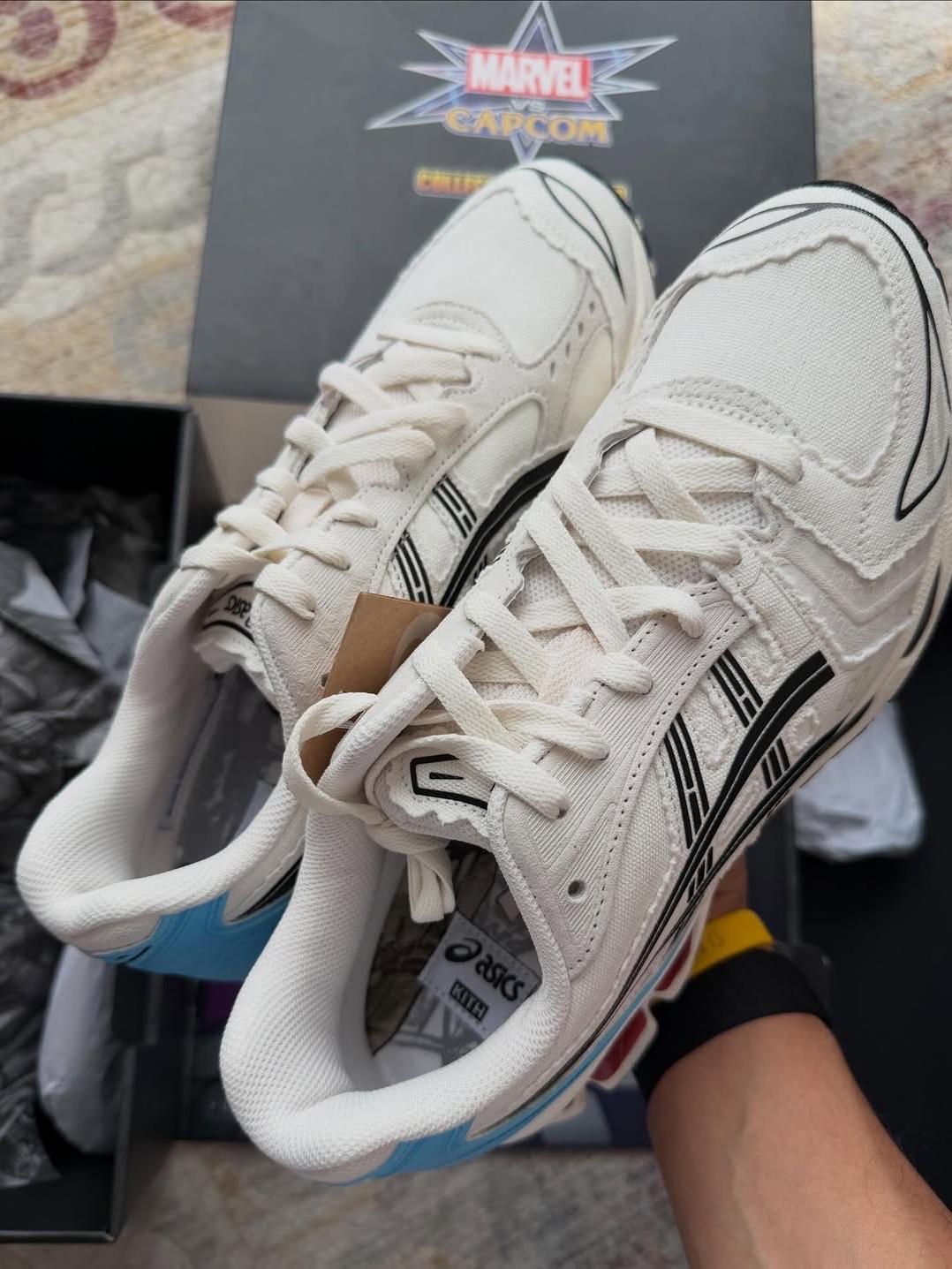Asics x Kith x Marvel vs. Capcom Gel-Kayano 14 Ryu Coconut Milk Black 착용 스타일 - 6