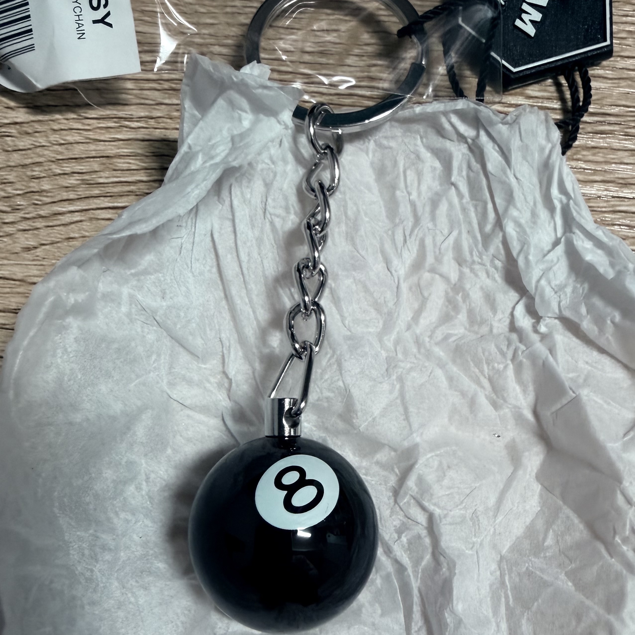 Stussy 8 Ball Keychain Black 착용 스타일 - 2